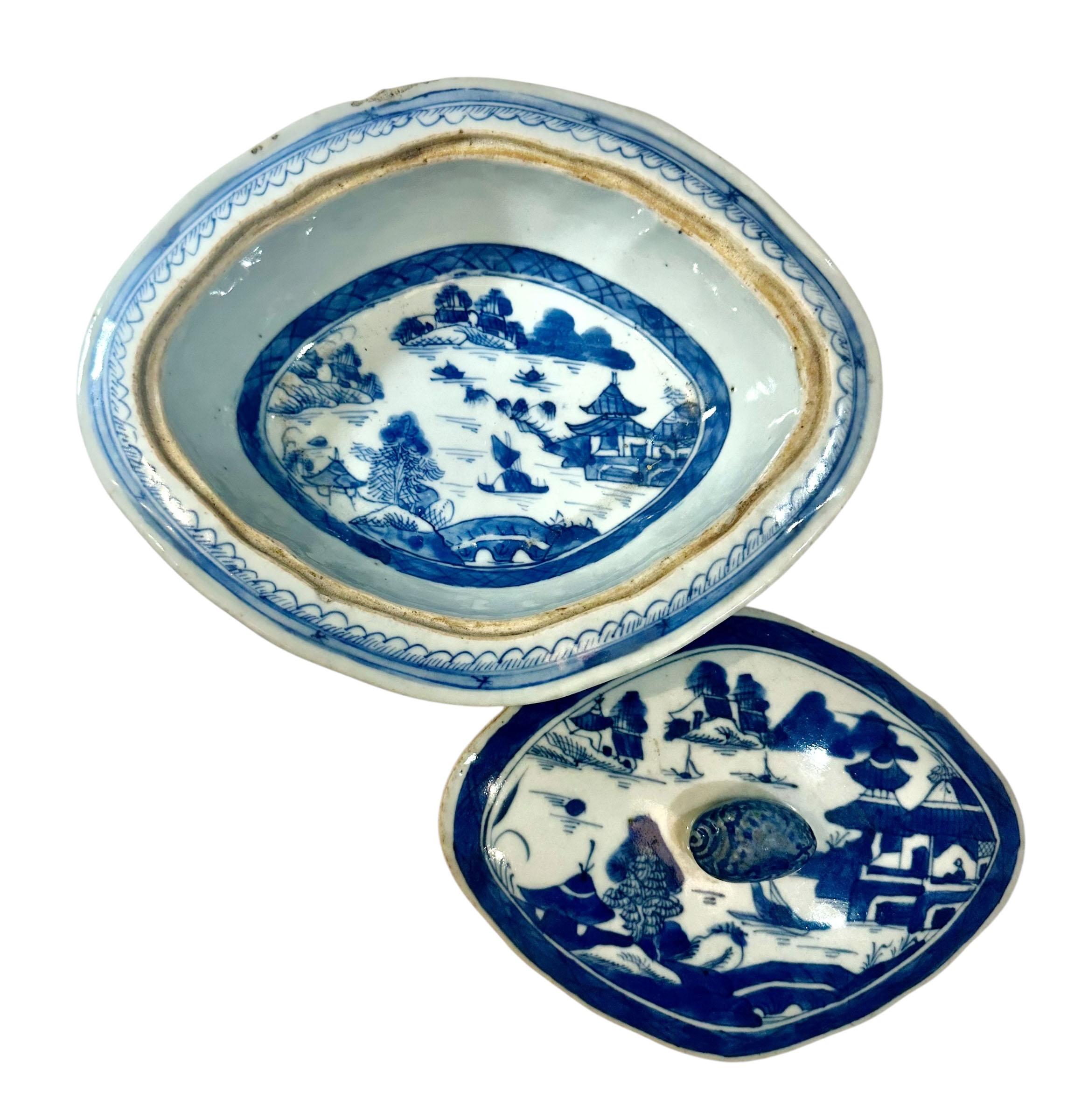 Un bel exemple de porcelaine de Canton bleue et blanche, délicatement peinte à la main avec une scène de village serein au bord de l'eau. Cette pièce finement détaillée est richement décorée à l'intérieur comme à l'extérieur, mettant en valeur l'art