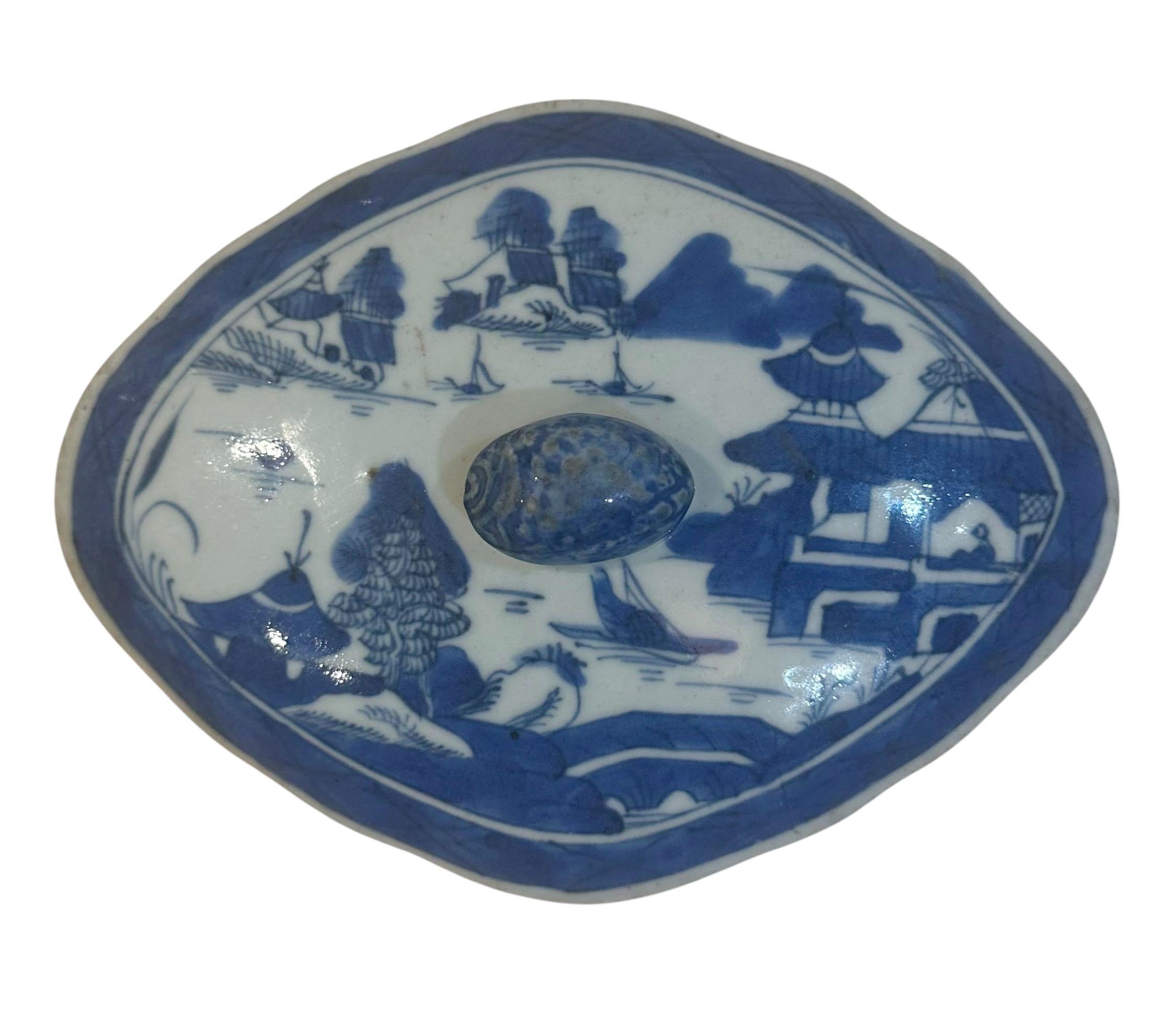 Chinois Bol couvert en porcelaine de Canton du 19e siècle avec scène de village en vente