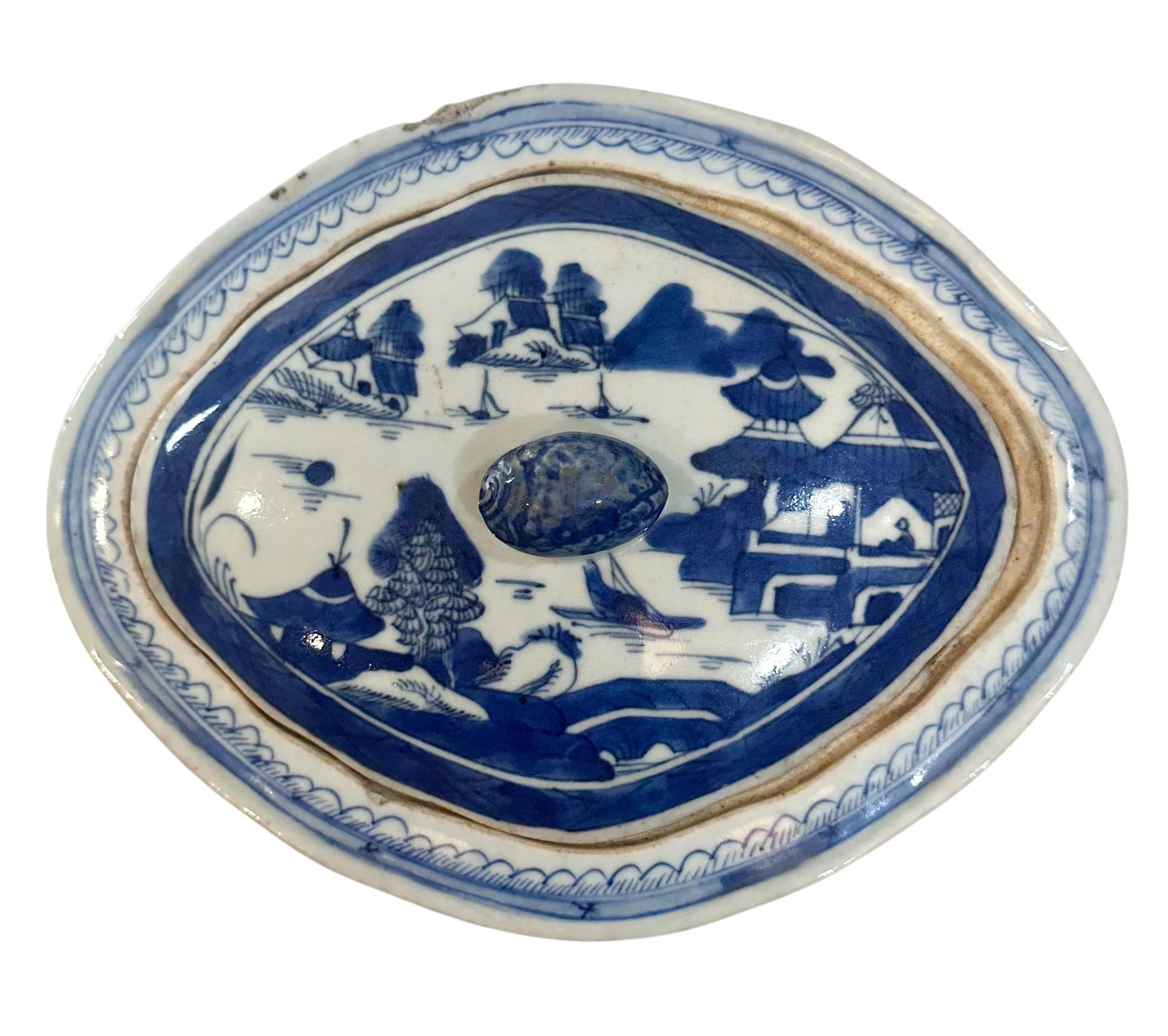 Bol couvert en porcelaine de Canton du 19e siècle avec scène de village Bon état - En vente à Tampa, FL