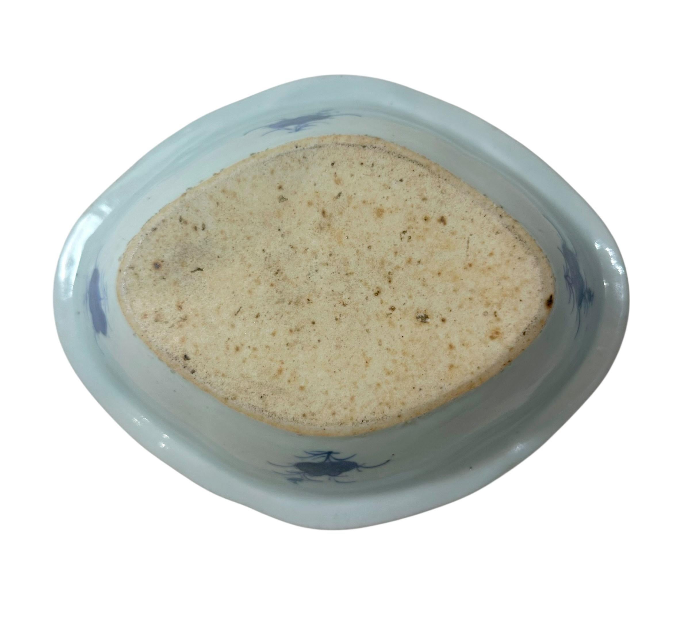 Fin du XIXe siècle Bol couvert en porcelaine de Canton du 19e siècle avec scène de village en vente