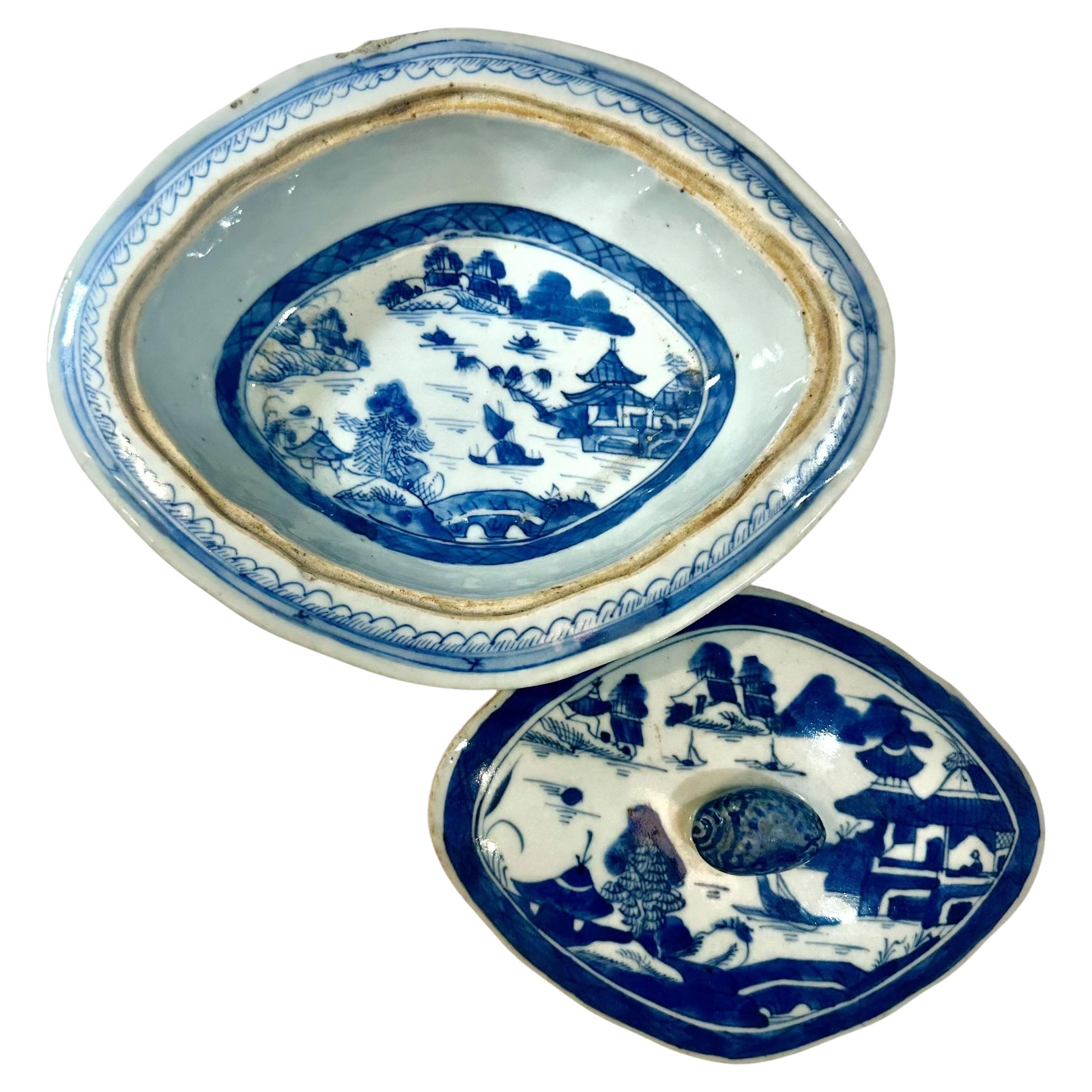 Bol couvert en porcelaine de Canton du 19e siècle avec scène de village en vente