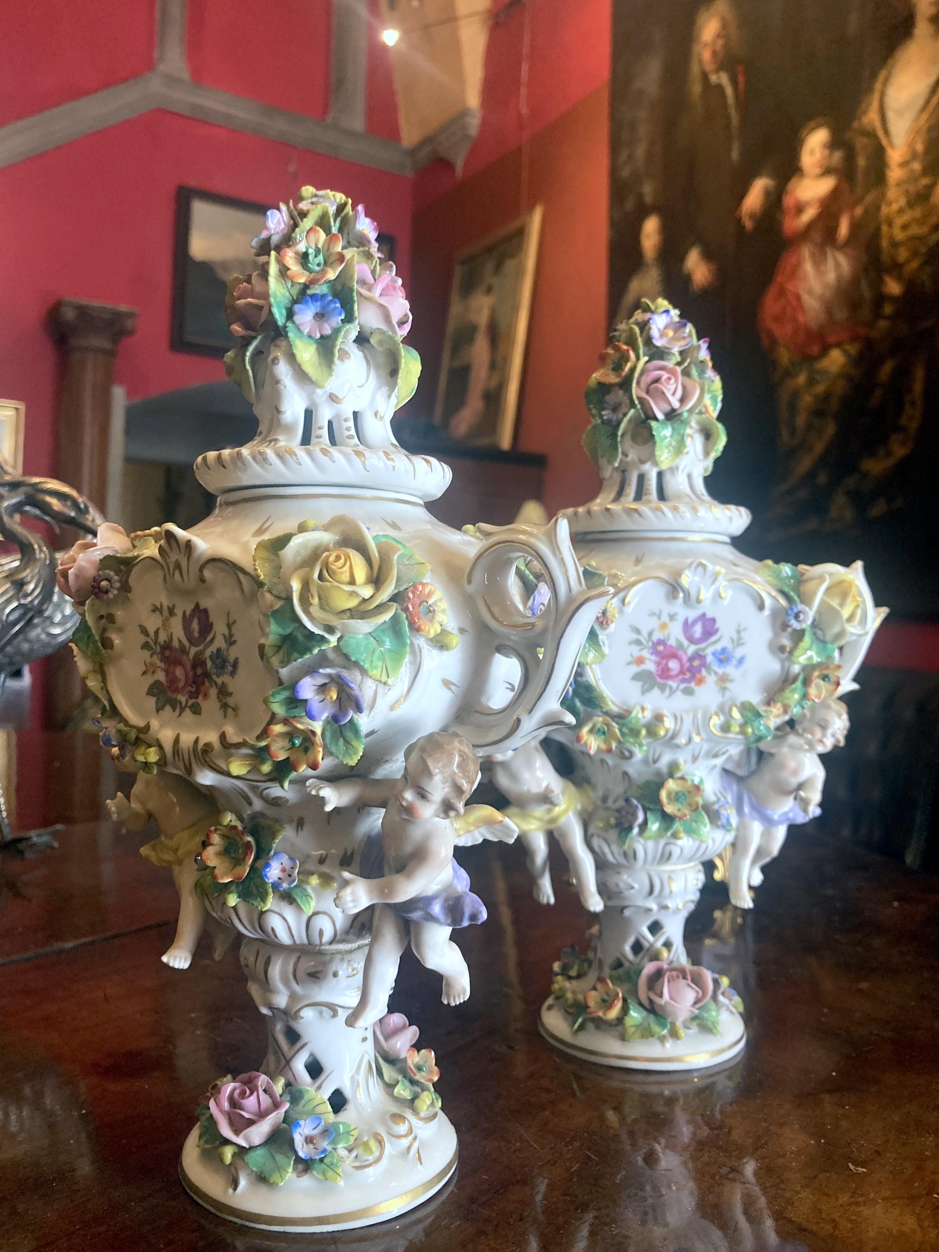 Porcelaine Vases à brûleurs d'encens en porcelaine polychrome de Capodimonte du 19ème siècle avec fleurs en vente