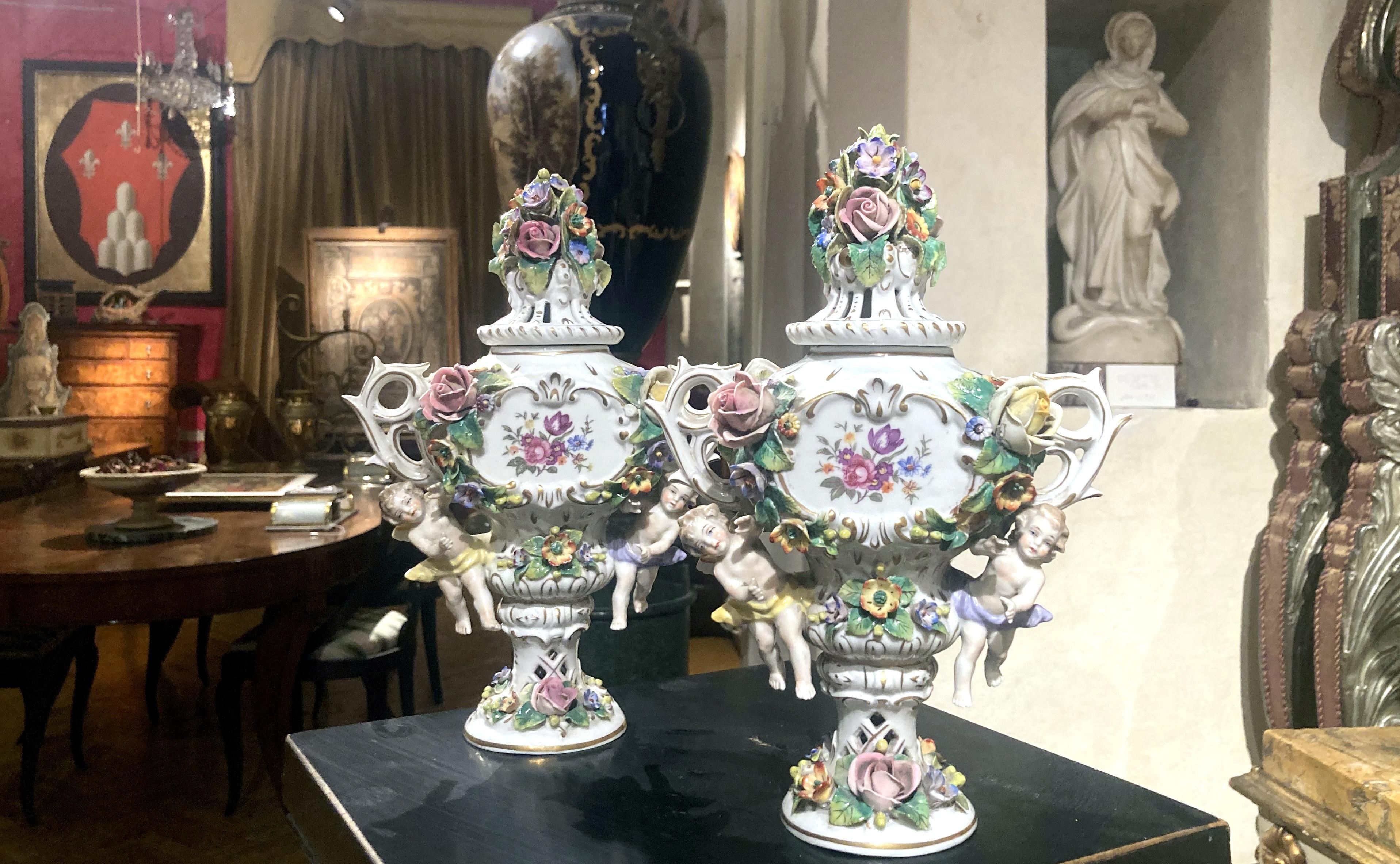Vases à brûleurs d'encens en porcelaine polychrome de Capodimonte du 19ème siècle avec fleurs en vente 1