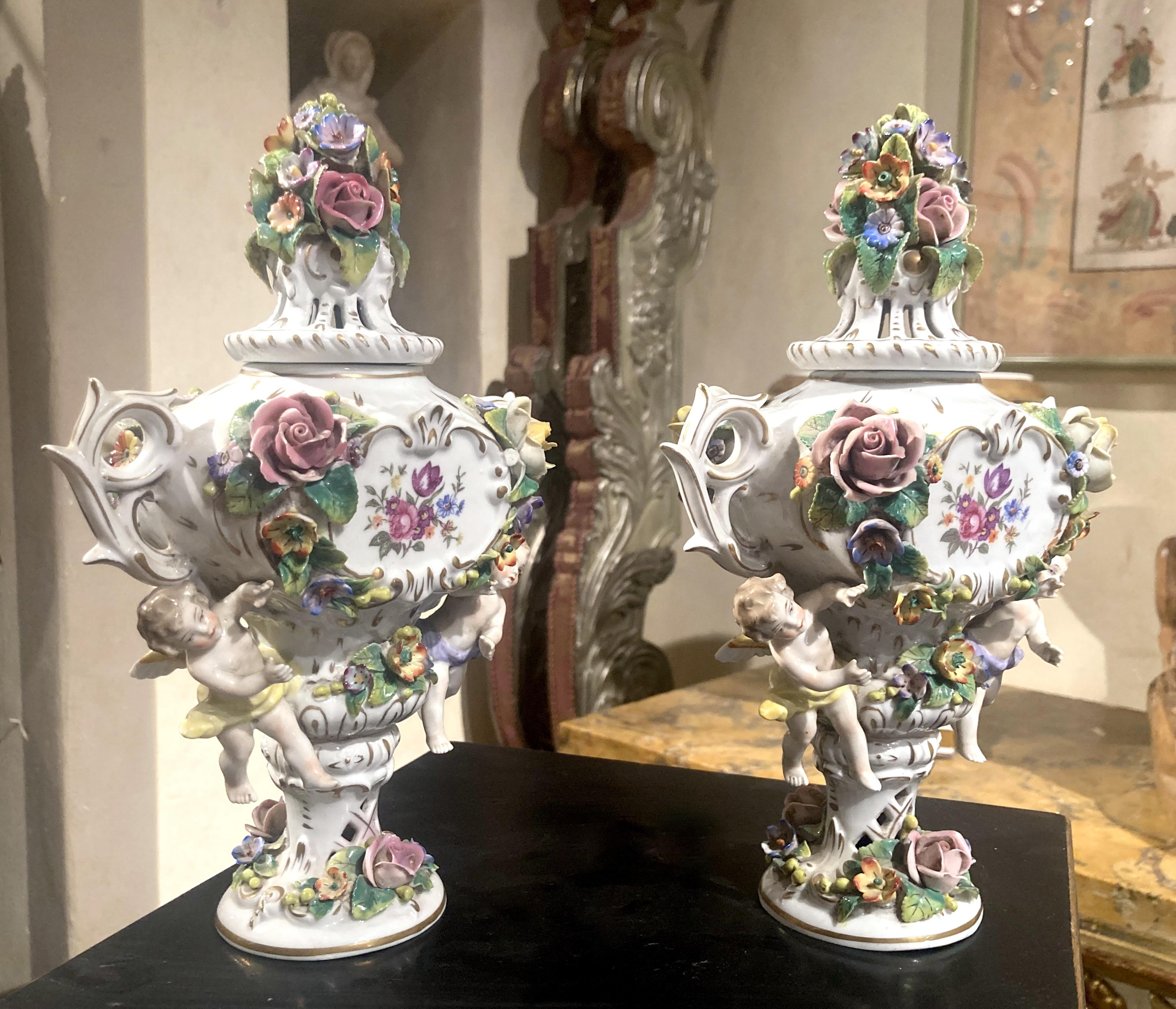 Vases à brûleurs d'encens en porcelaine polychrome de Capodimonte du 19ème siècle avec fleurs en vente 2