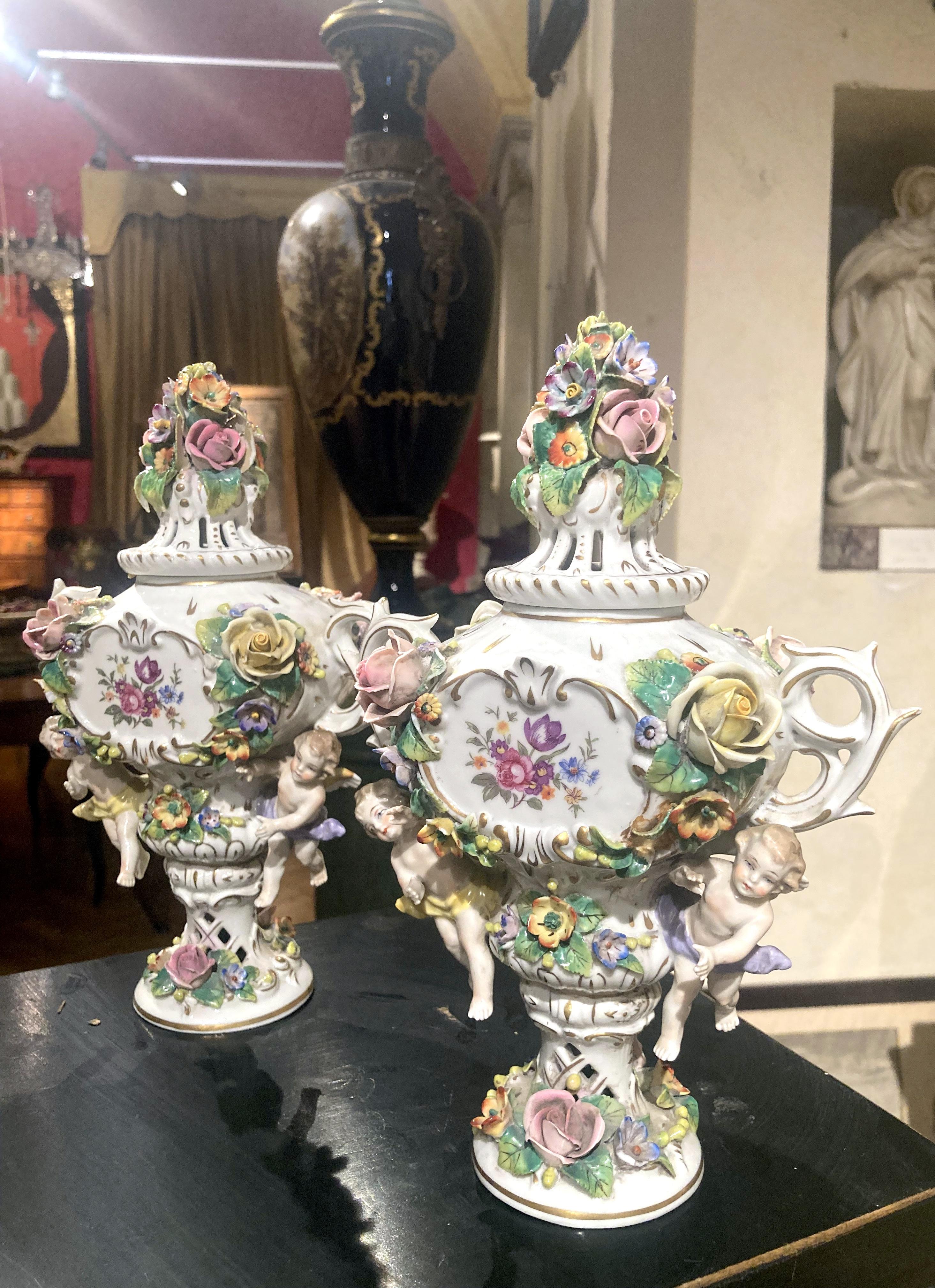 Vases à brûleurs d'encens en porcelaine polychrome de Capodimonte du 19ème siècle avec fleurs en vente 4