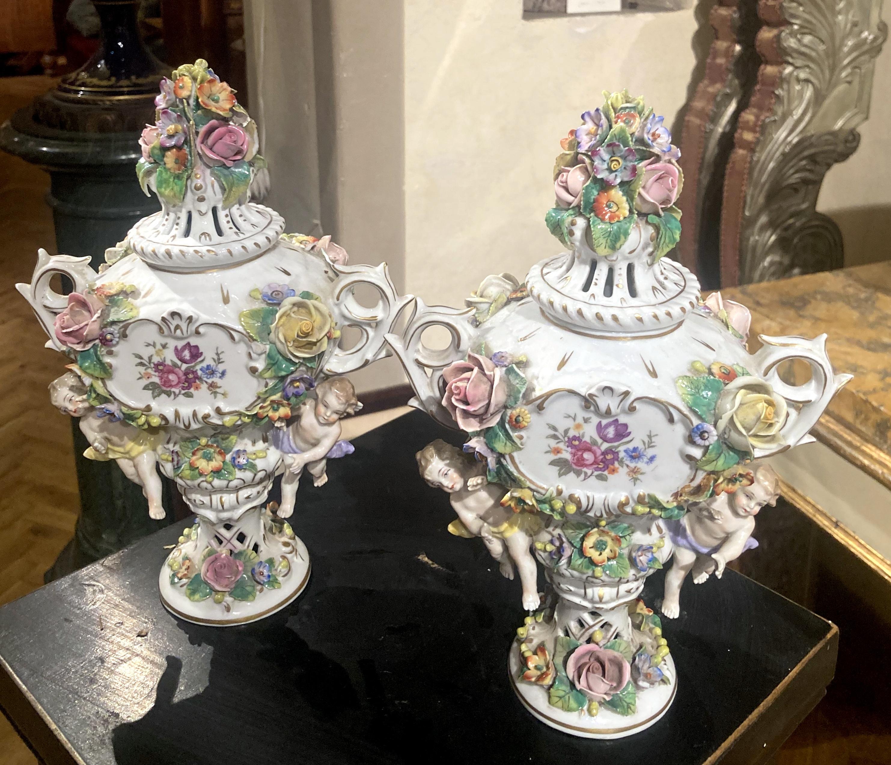 Vases à brûleurs d'encens en porcelaine polychrome de Capodimonte du 19ème siècle avec fleurs en vente 5