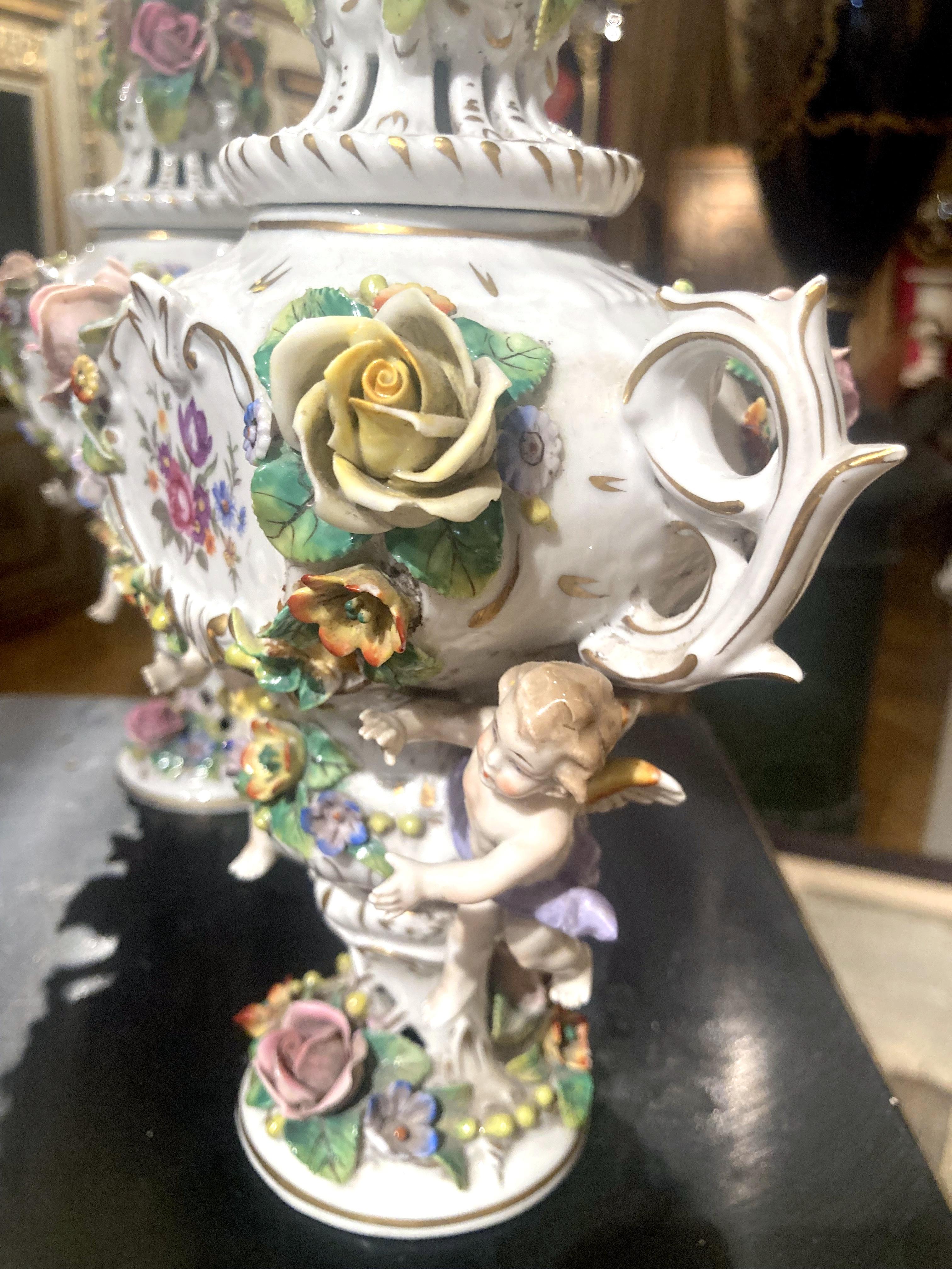 Vases à brûleurs d'encens en porcelaine polychrome de Capodimonte du 19ème siècle avec fleurs en vente 6
