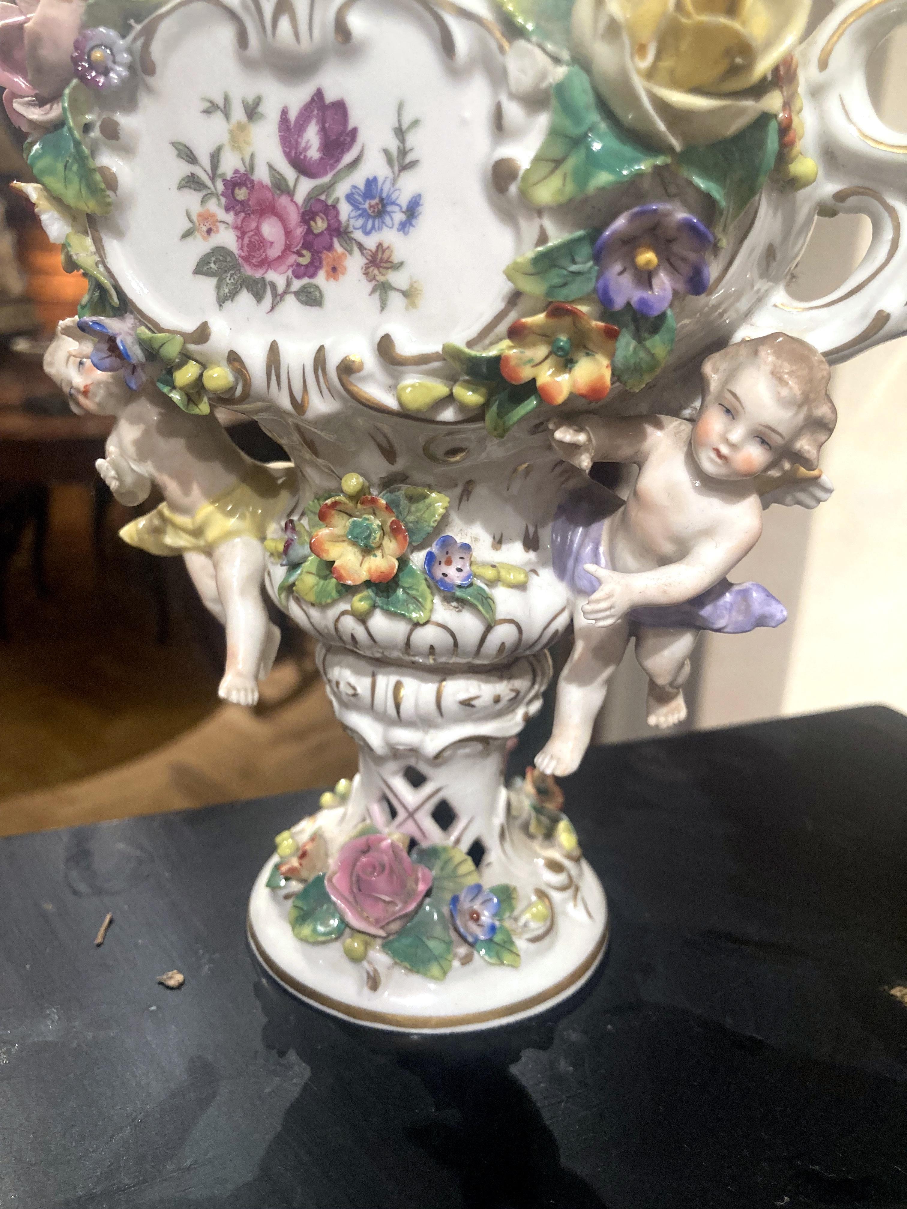 Vases à brûleurs d'encens en porcelaine polychrome de Capodimonte du 19ème siècle avec fleurs en vente 8