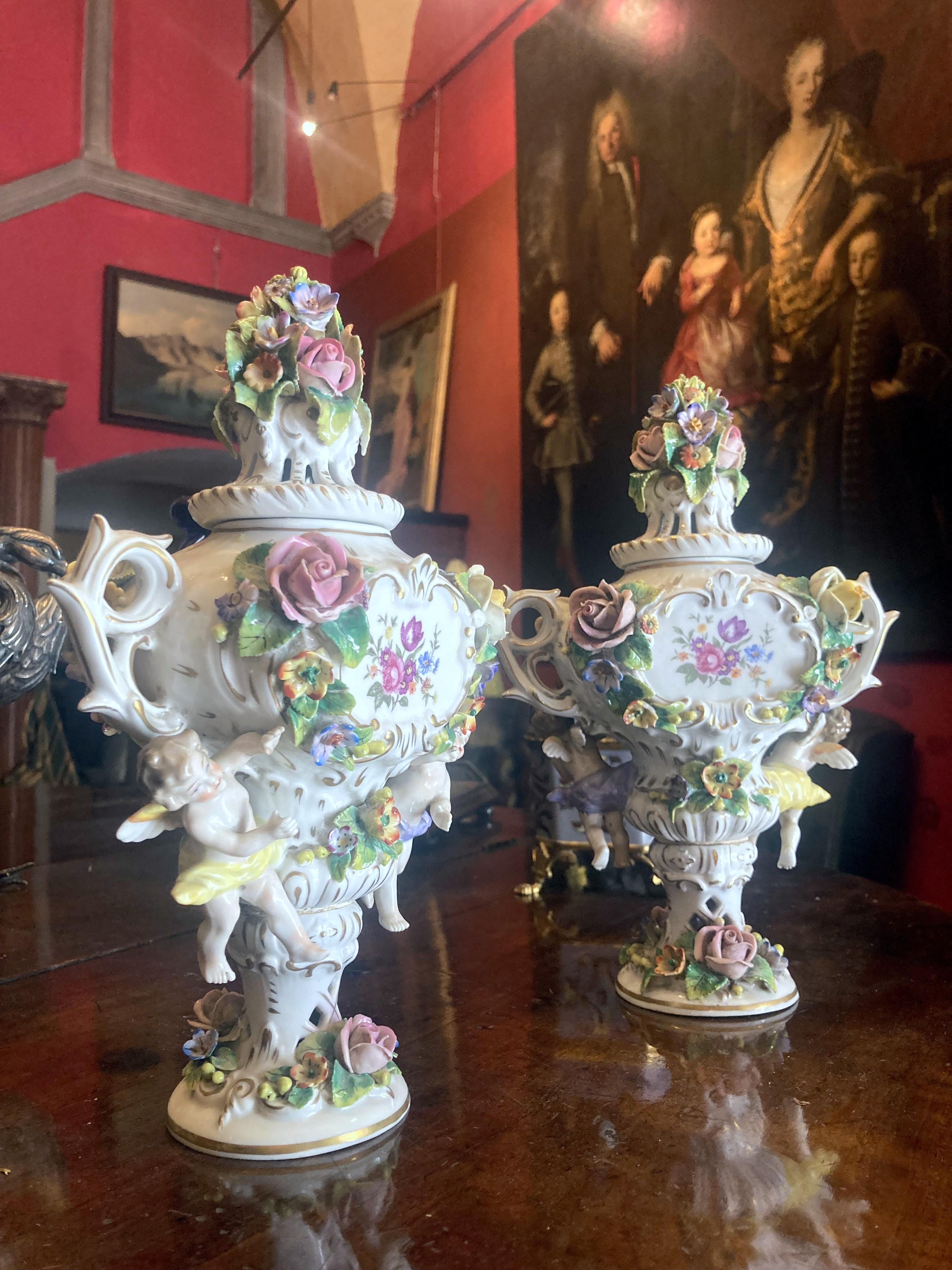 XIXe siècle Vases à brûleurs d'encens en porcelaine polychrome de Capodimonte du 19ème siècle avec fleurs en vente