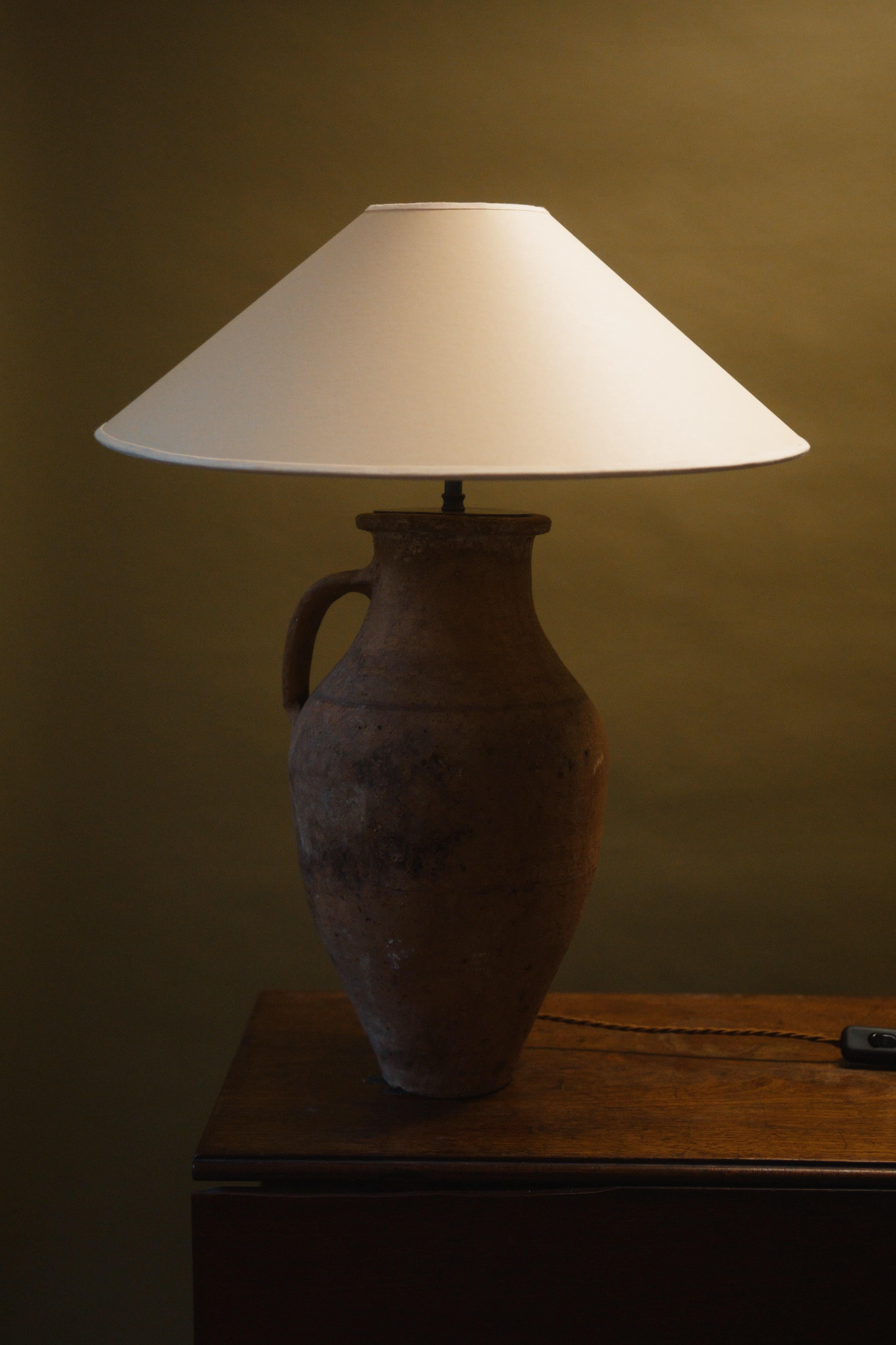 Sculpté à la main Lampe de table Amphora en céramique du 20e siècle - Lights vintage Handcraft en vente