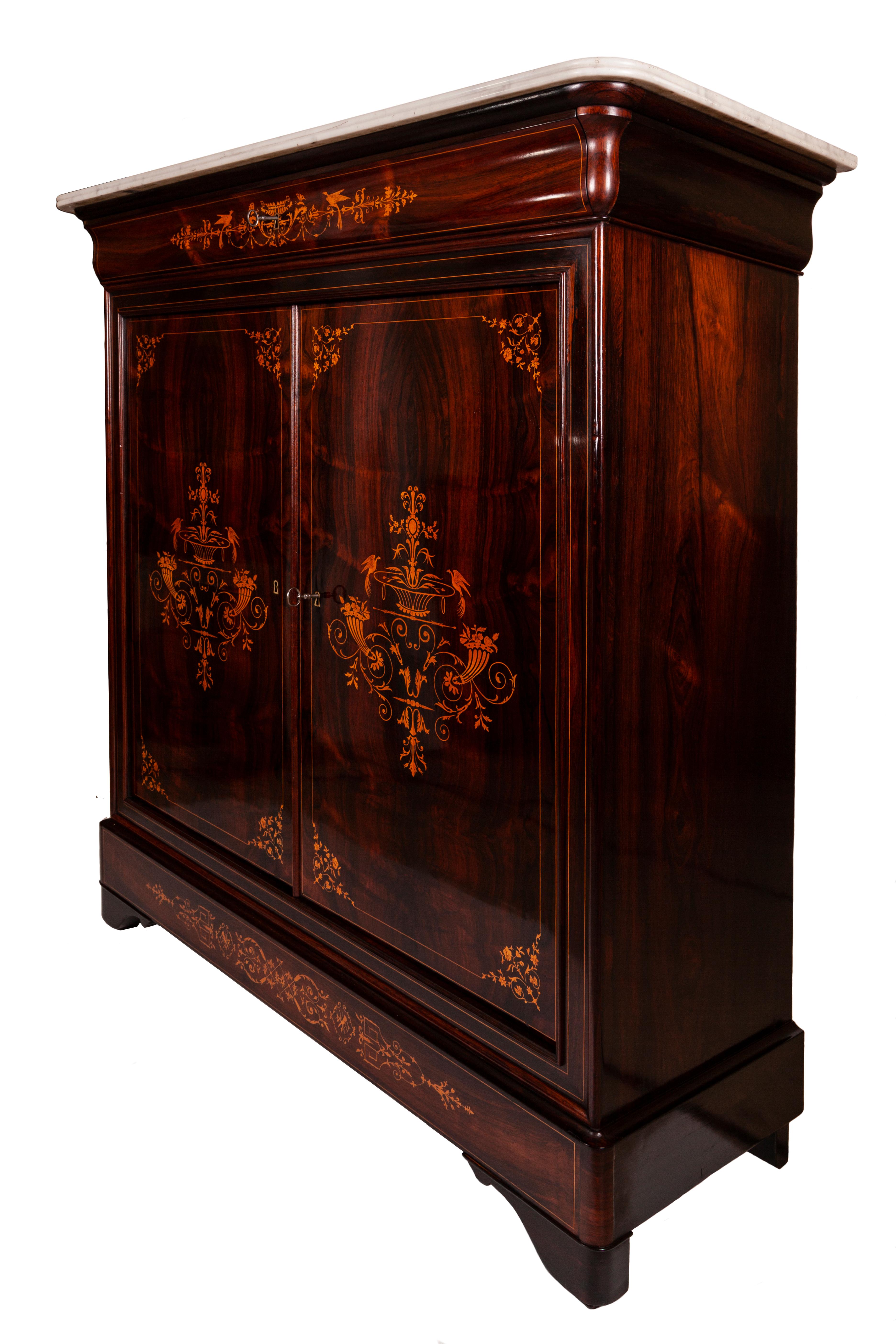 Very important and rare inlaid Carlo X Credenza in rosewood.
Well proportioned. On the facade, it has two doors and one drawer.
This piece is richly adorned with typical Carlo X's decorations (Greek holly palmettes, cornucopias, lozenges) which