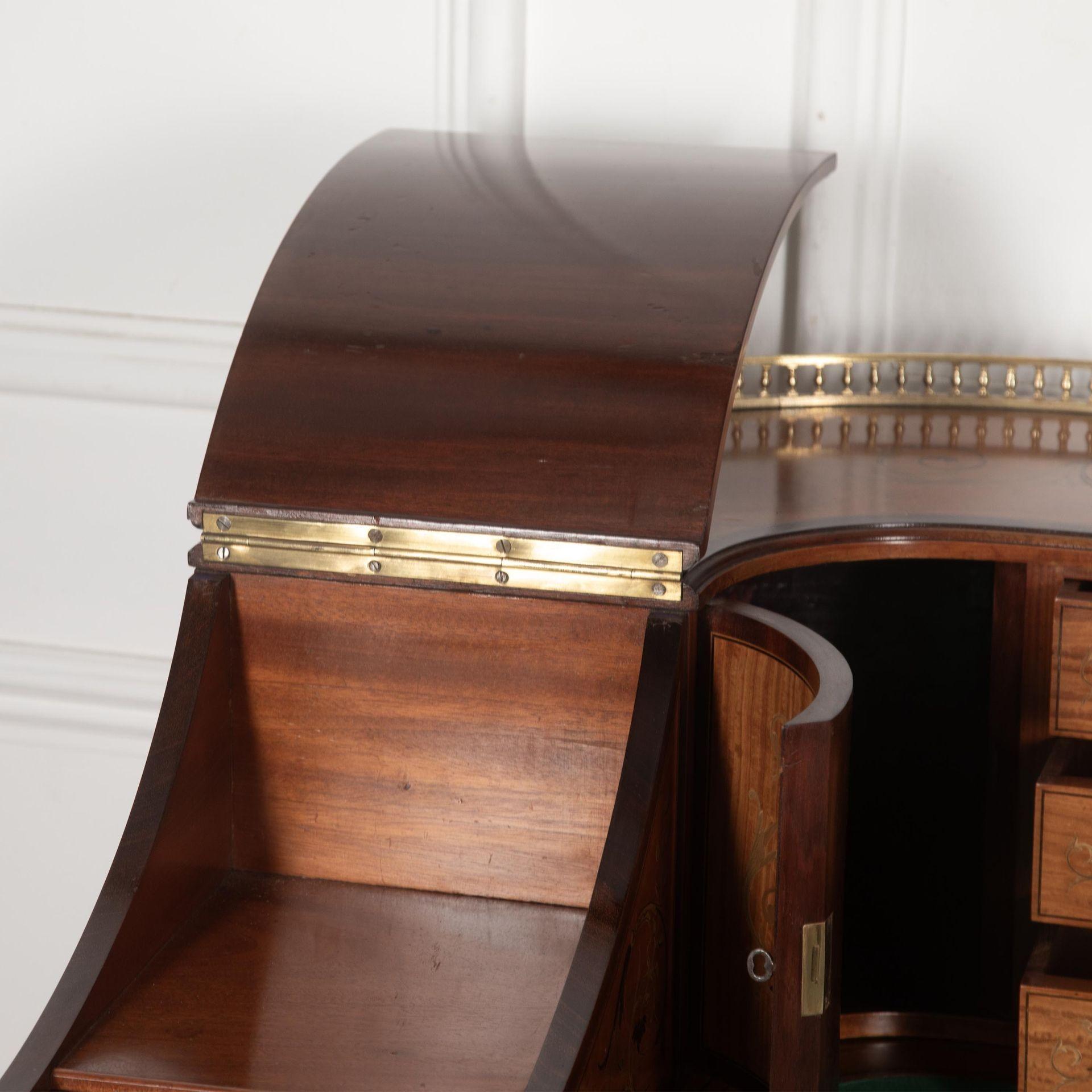 Scrivania in legno satinato Carlton House del XIX secolo in vendita 4
