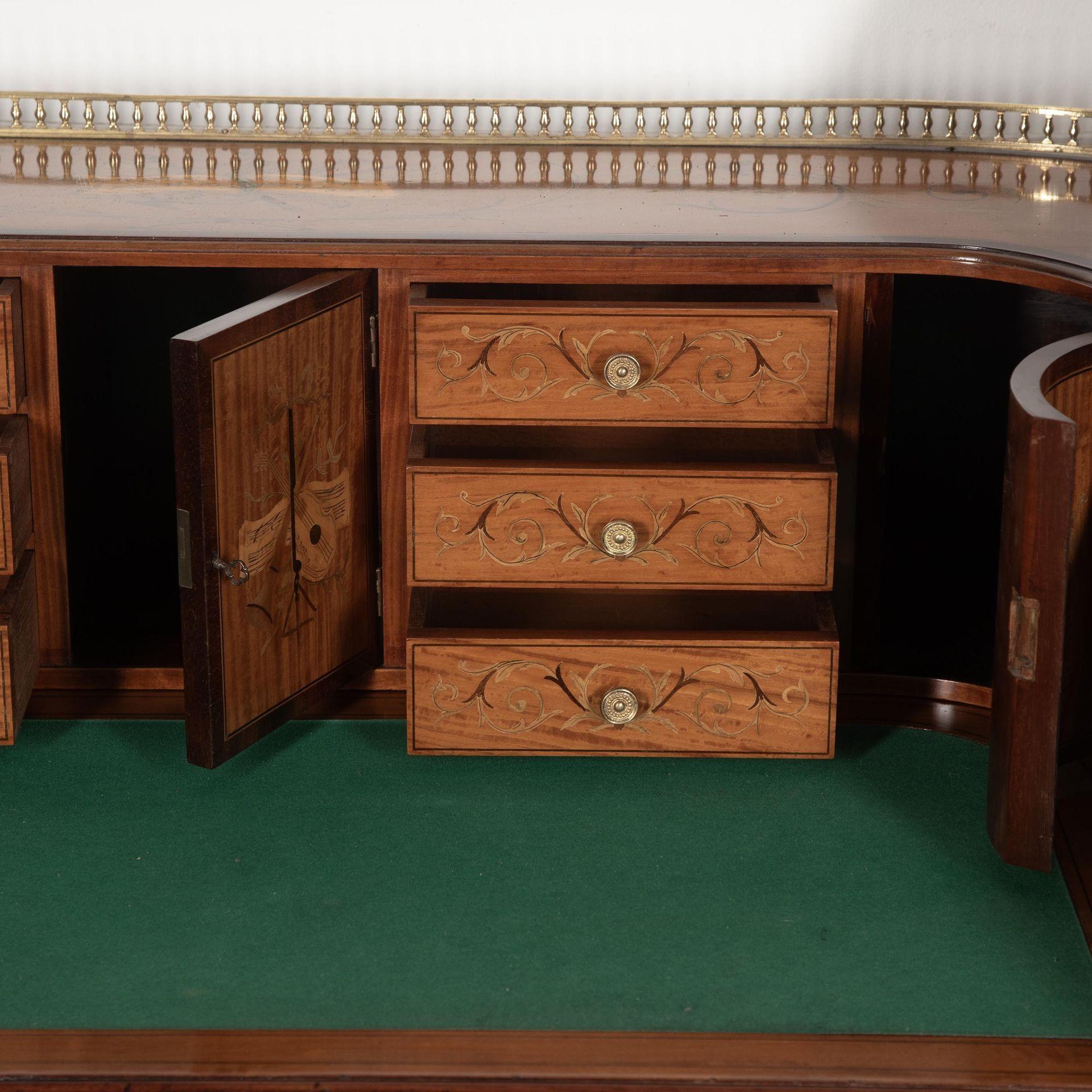 Scrivania in legno satinato Carlton House del XIX secolo in vendita 5