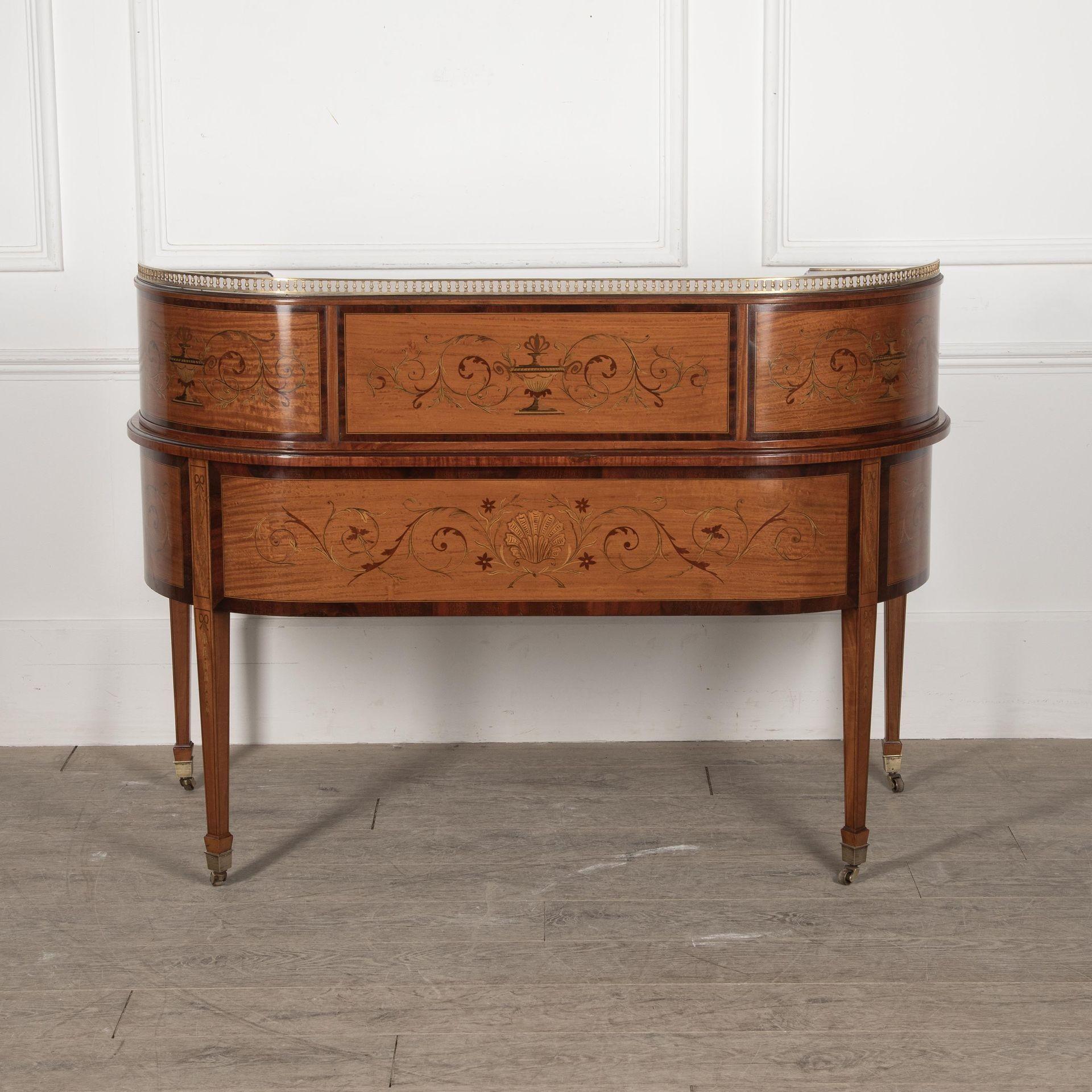 Scrivania in legno satinato Carlton House del XIX secolo in vendita 8