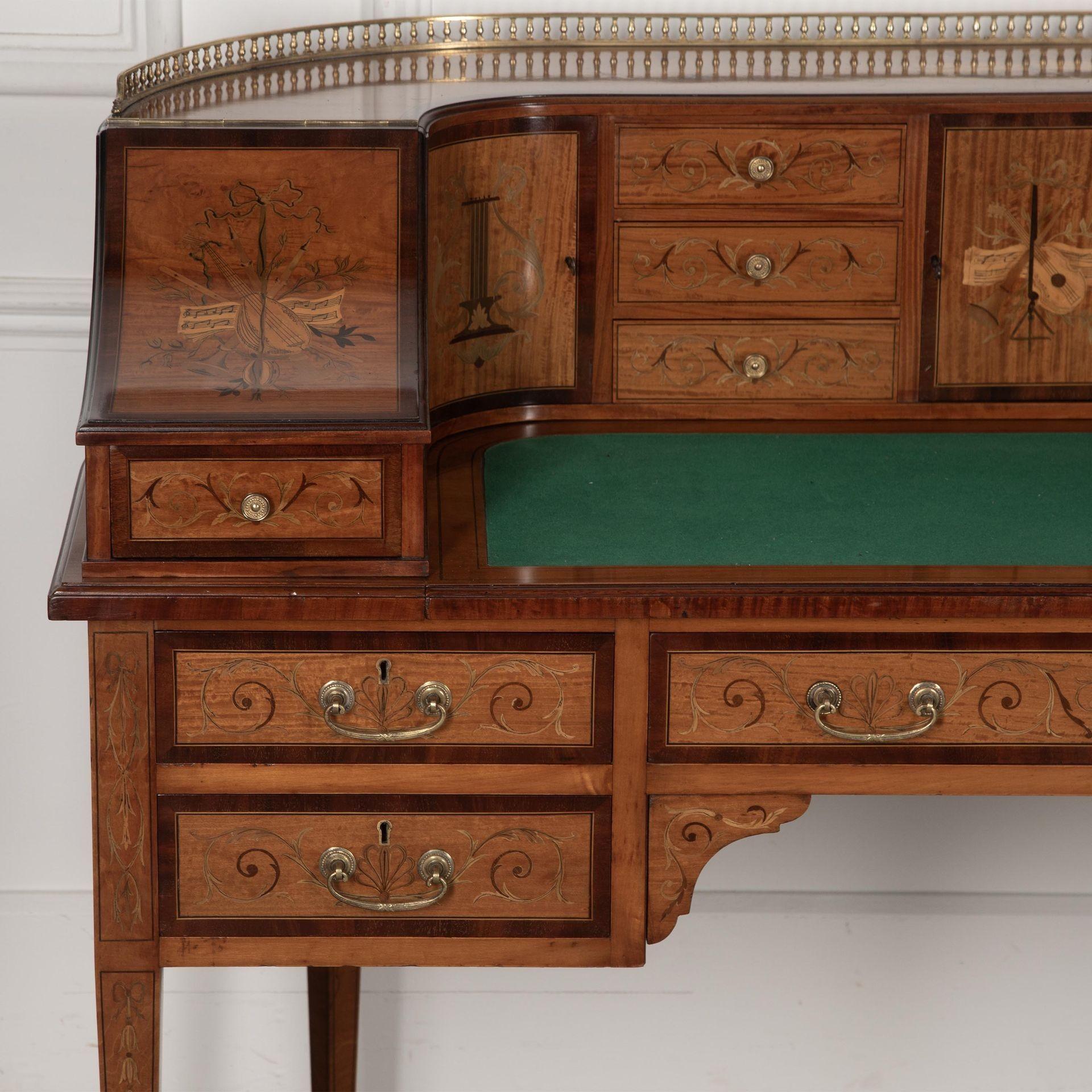 Inglese Scrivania in legno satinato Carlton House del XIX secolo in vendita