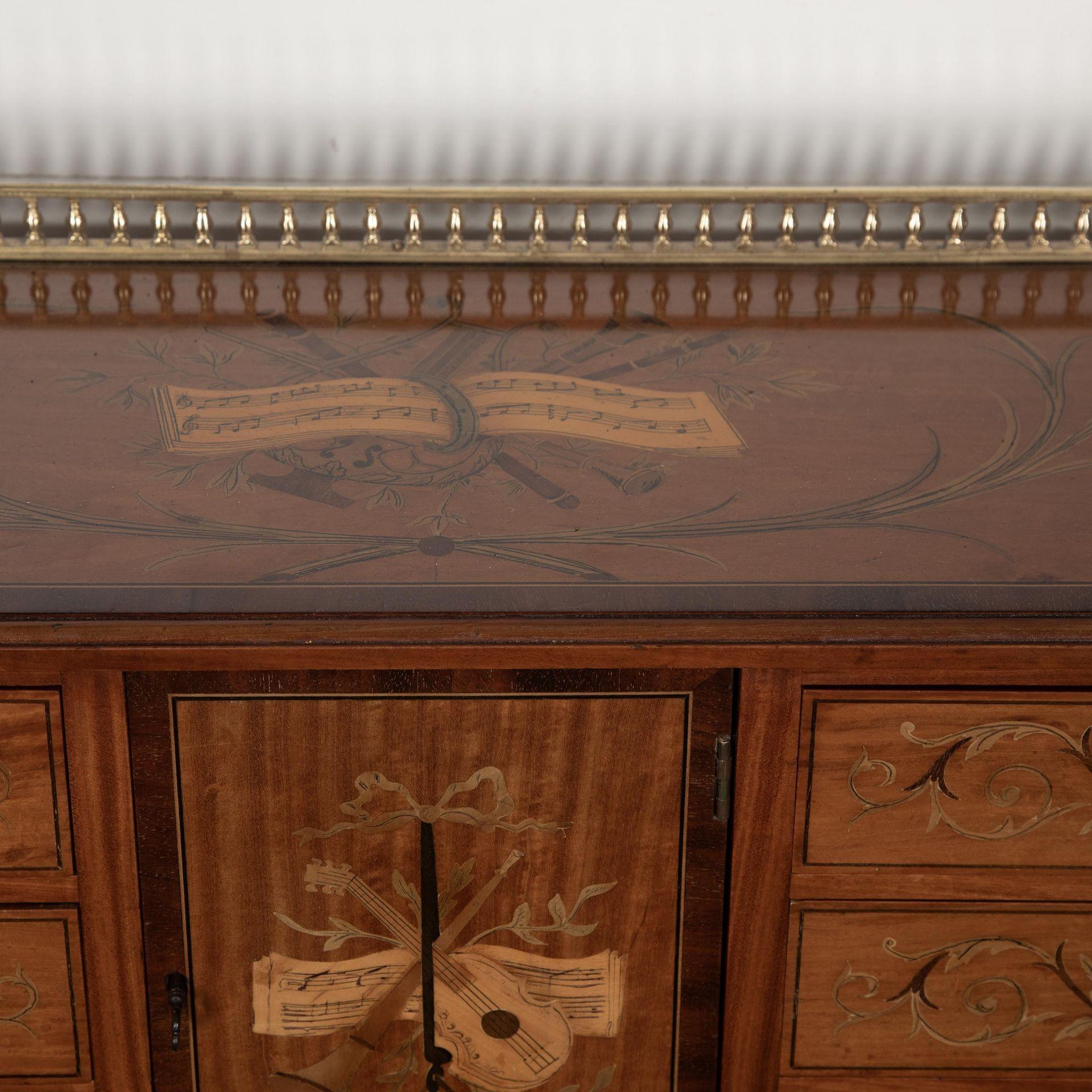 Legno di seta Scrivania in legno satinato Carlton House del XIX secolo in vendita