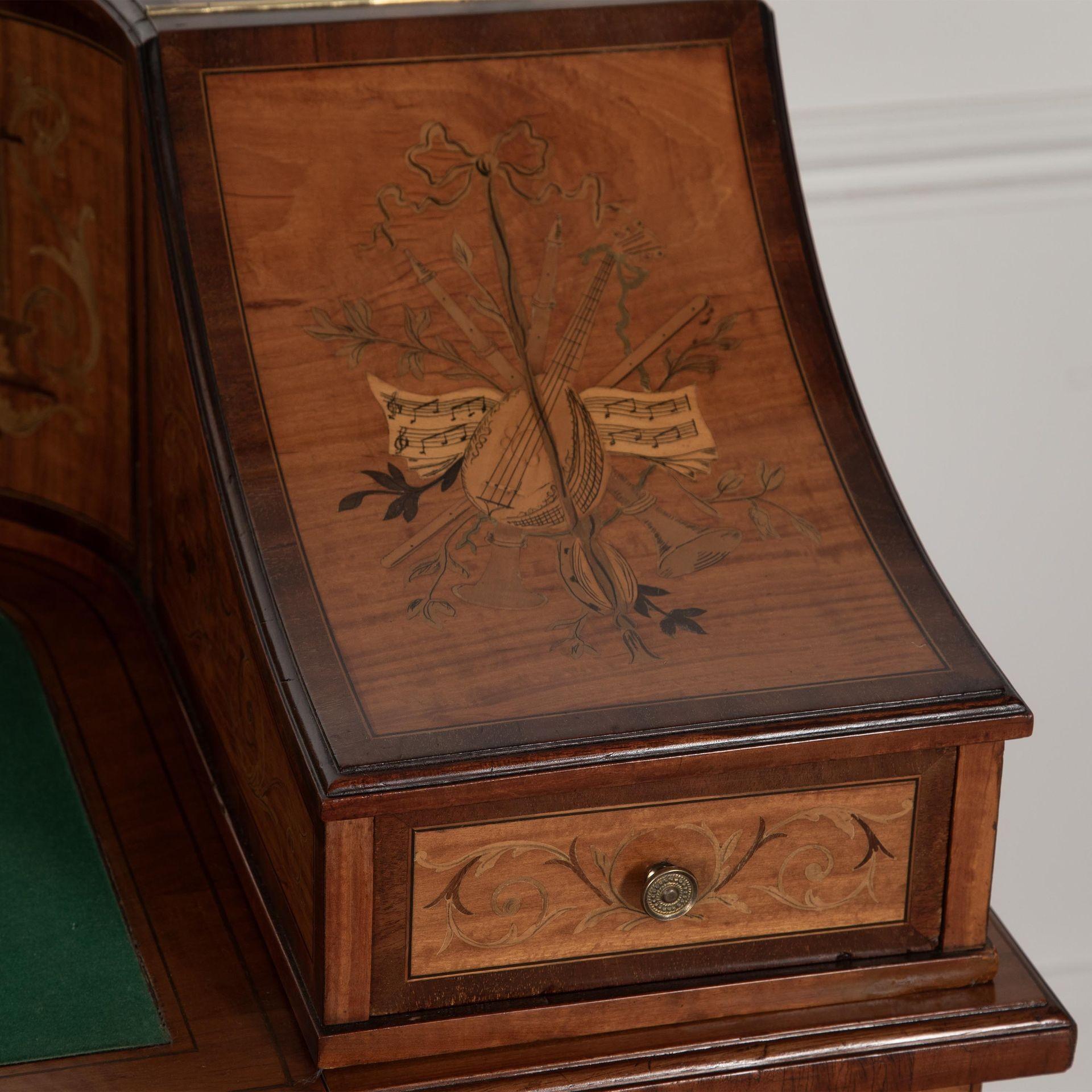 Scrivania in legno satinato Carlton House del XIX secolo in vendita 1