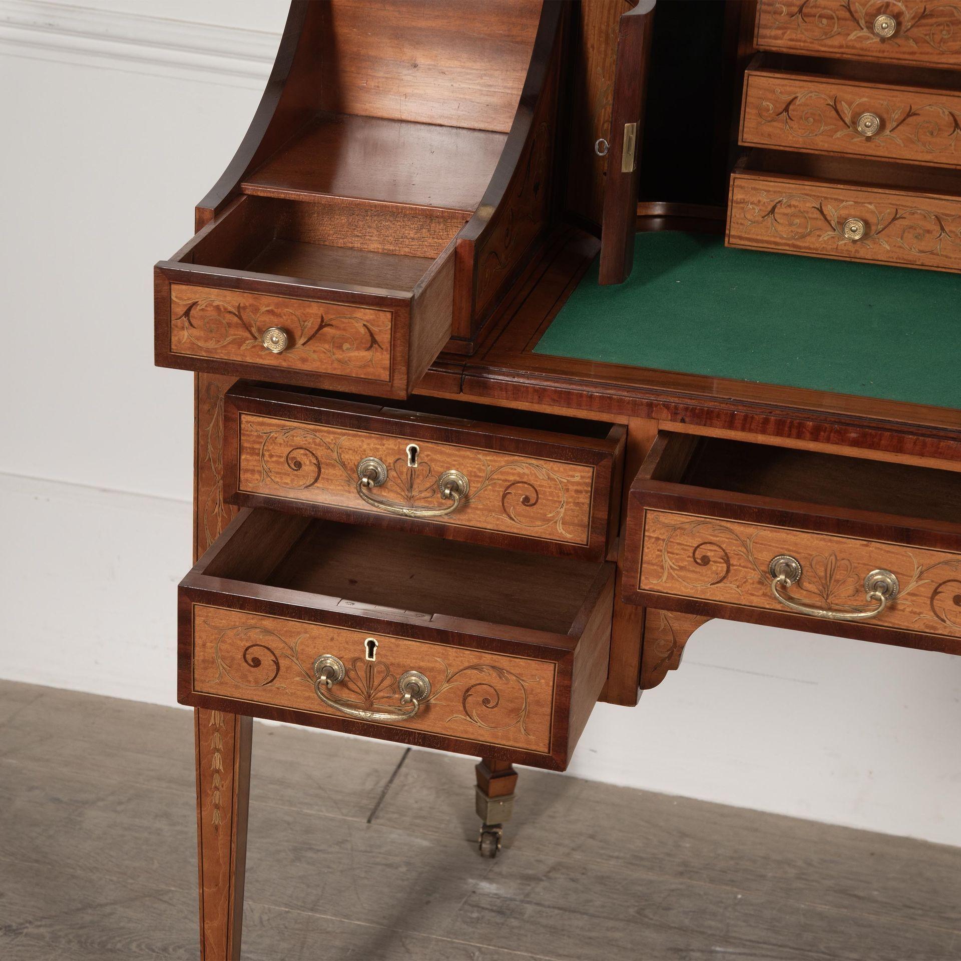 Scrivania in legno satinato Carlton House del XIX secolo in vendita 2