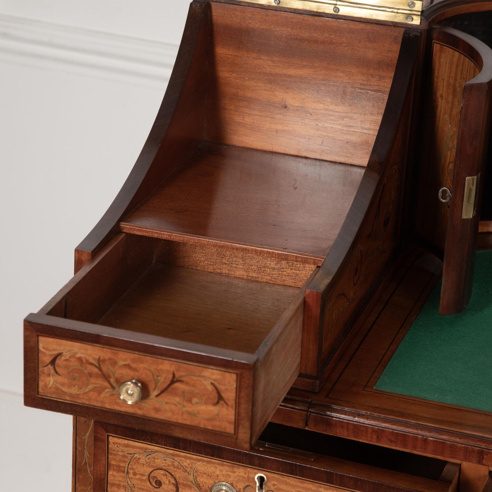Scrivania in legno satinato Carlton House del XIX secolo in vendita 3