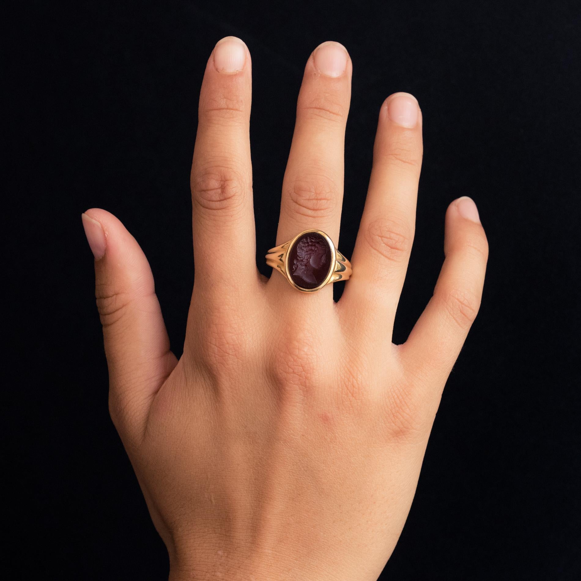 Ring in 18 karat yellow gold.
Antique men's ring, it is adorned with a cameo on carnelian representing the profile of a woman. On either side of the head, the worked ring becomes thinner towards the base.
Height : 18.5 mm, width : 14.7 mm, thickness