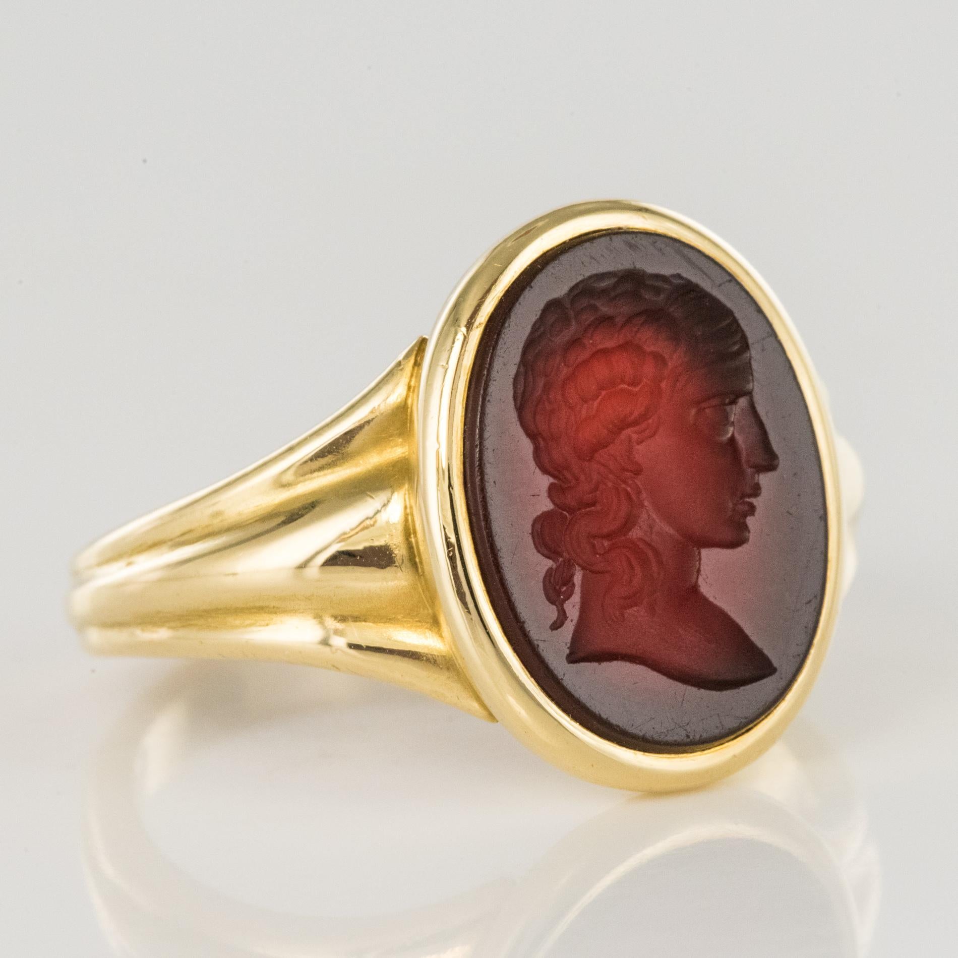 19th Century Carnelian Intaglio 18 Karat Yellow Gold Ring In Good Condition For Sale In Poitiers, FR