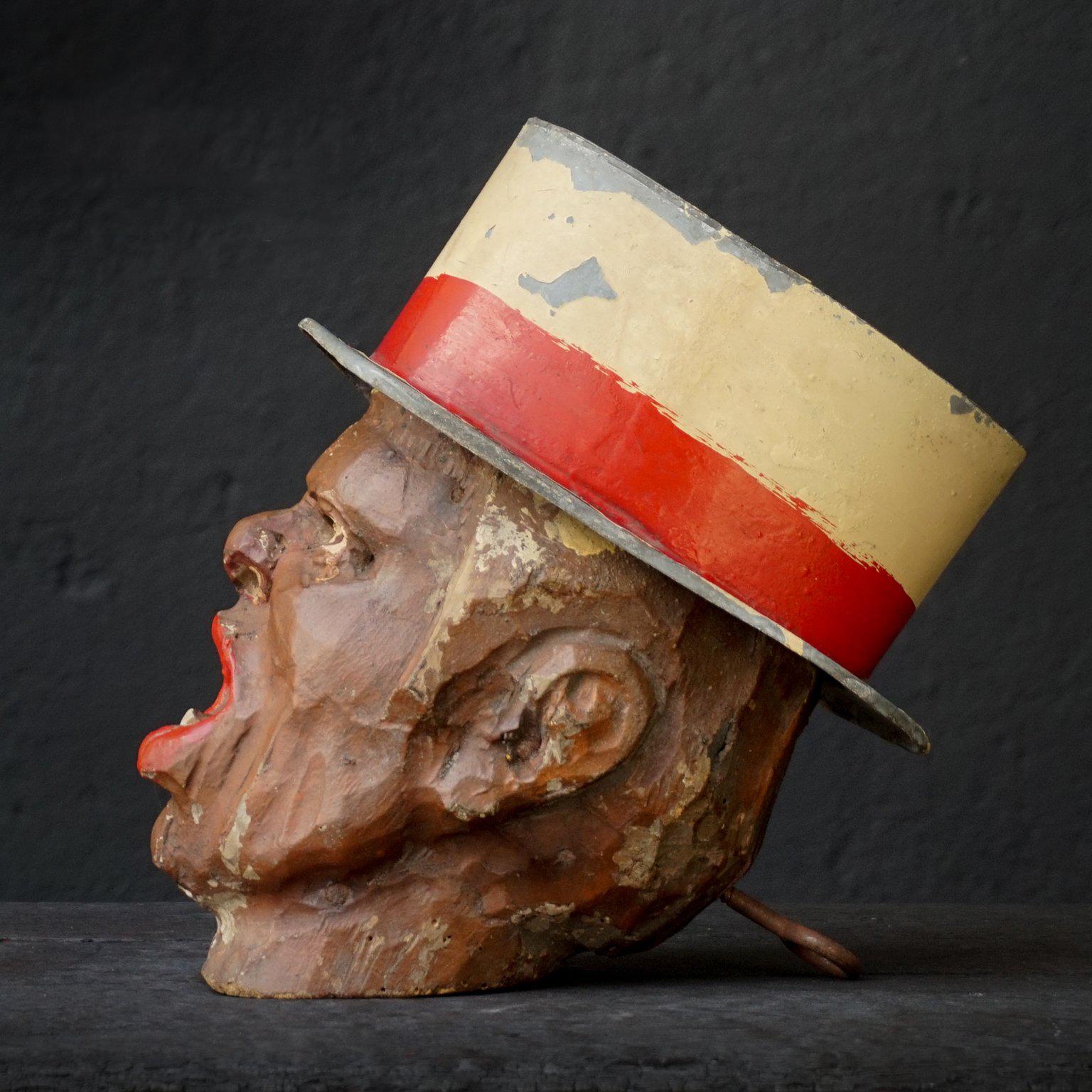 Karnevalskunst des 19. Jahrhunderts geschnitzter Holzkopf mit Zinkhut im Zustand „Gut“ im Angebot in Haarlem, NL