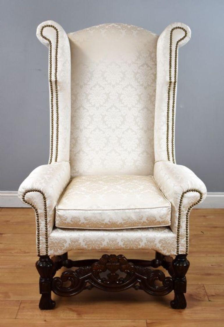 Sillón victoriano con respaldo de ala en tapicería de damasco
Código del artículo: 631
Un elegante sillón victoriano con respaldo de ala, generosamente proporcionado y ricamente detallado, que ofrece a la vez comodidad y carácter. Esta llamativa