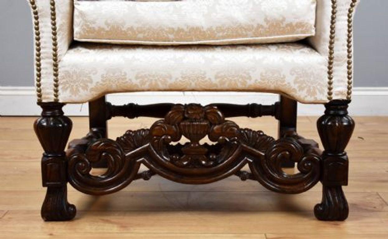 Sillón con respaldo de ala estilo caroleano del siglo XIX en venta 1