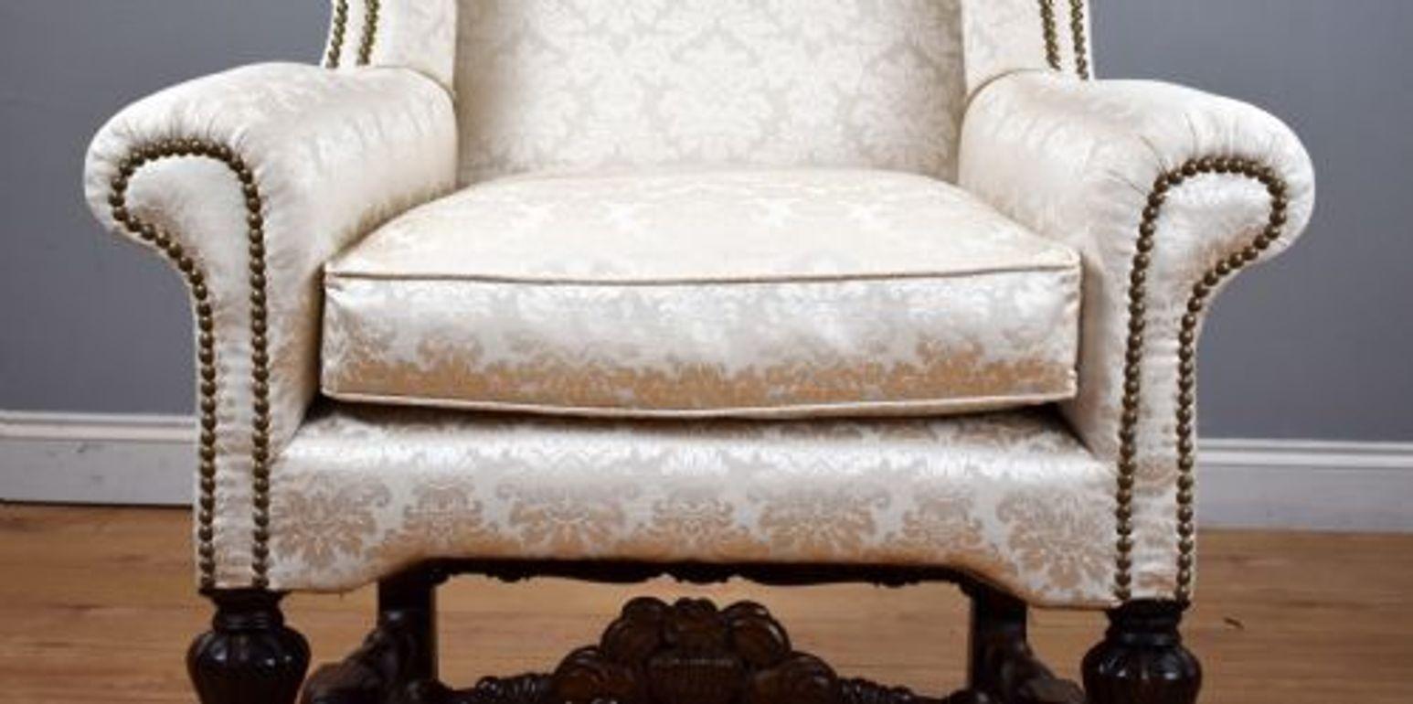 Sillón con respaldo de ala estilo caroleano del siglo XIX en venta 4