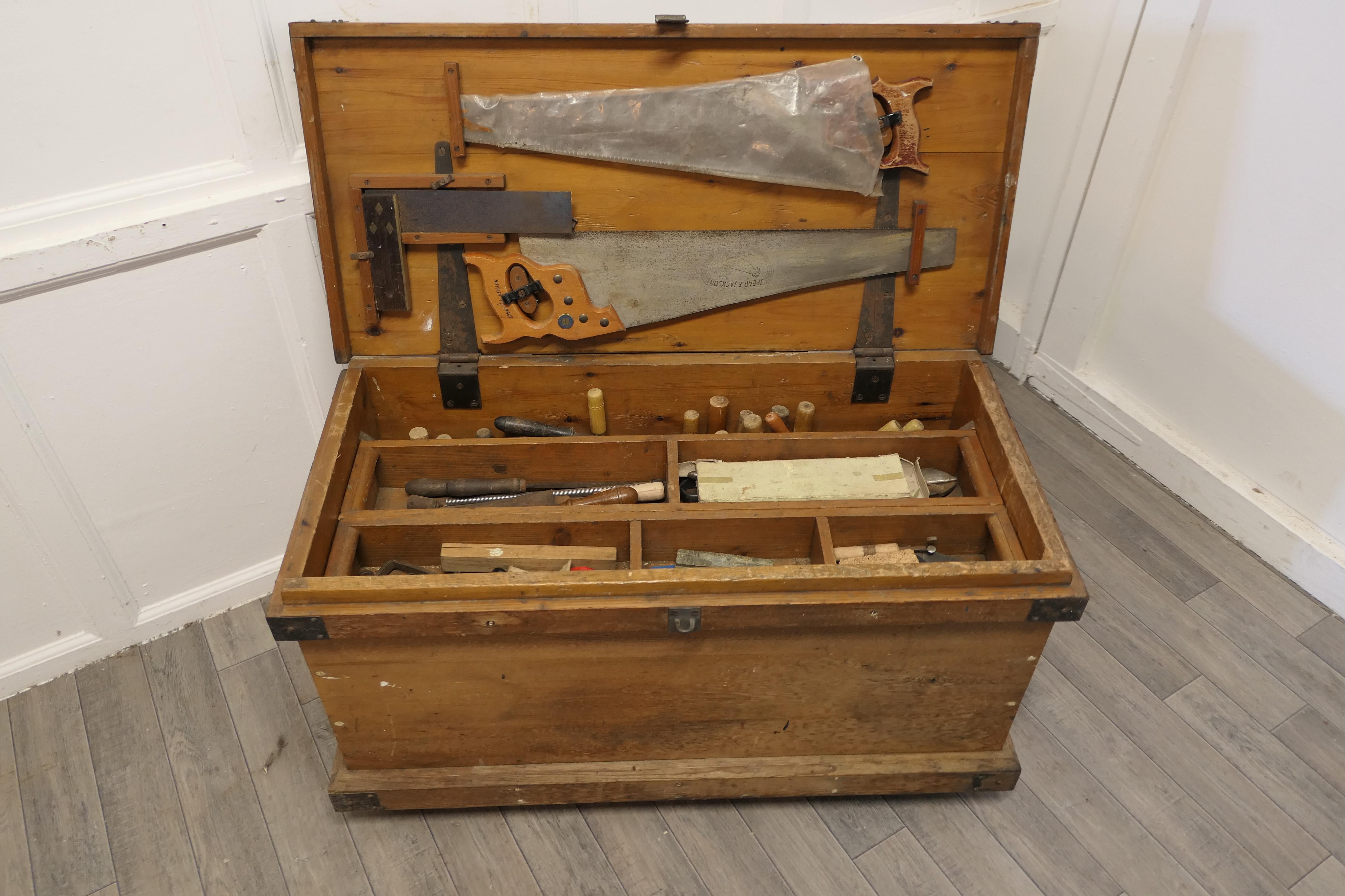 Cassetta degli attrezzi in pino per falegnami del XIX secolo e attrezzi.

La cassapanca è in legno di pino con bordature in metallo, è montata su ruote e ha strati di vassoi.
Abbiamo lasciato il contenuto della cassapanca con i suoi attrezzi che