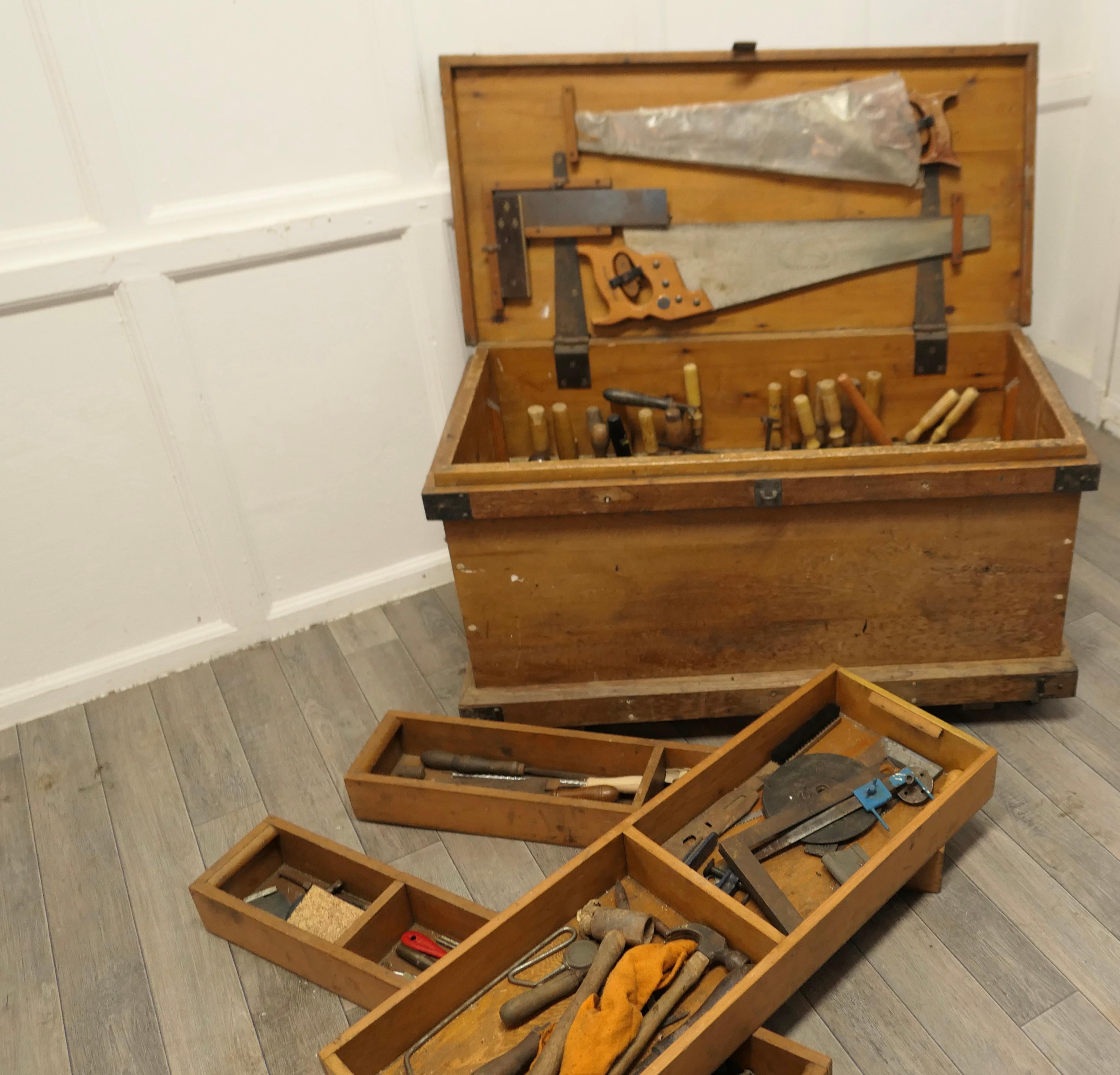  19. Jahrhundert Schreiner Kiefer Werkzeugkasten und Werkzeuge  Die Truhe ist aus Kiefernholz   (Arts and Crafts) im Angebot