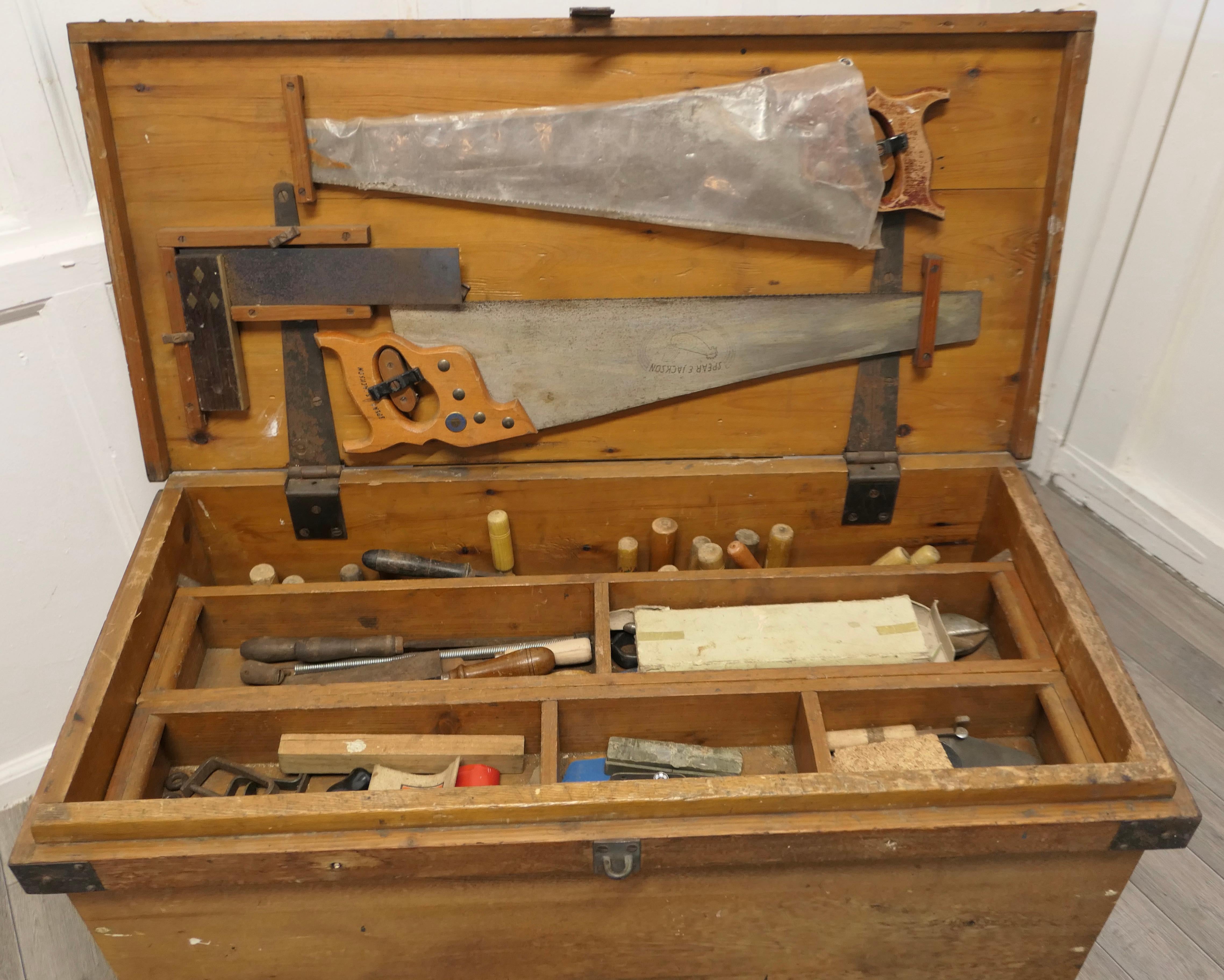 Coffre à outils et outils de menuisier en pin du 19e siècle  Le coffre est en pin. en vente 1
