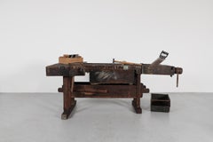 Werkbank des Zimmermanns aus dem 19. Jahrhundert, Beinschraubstock, Werkzeugschächte