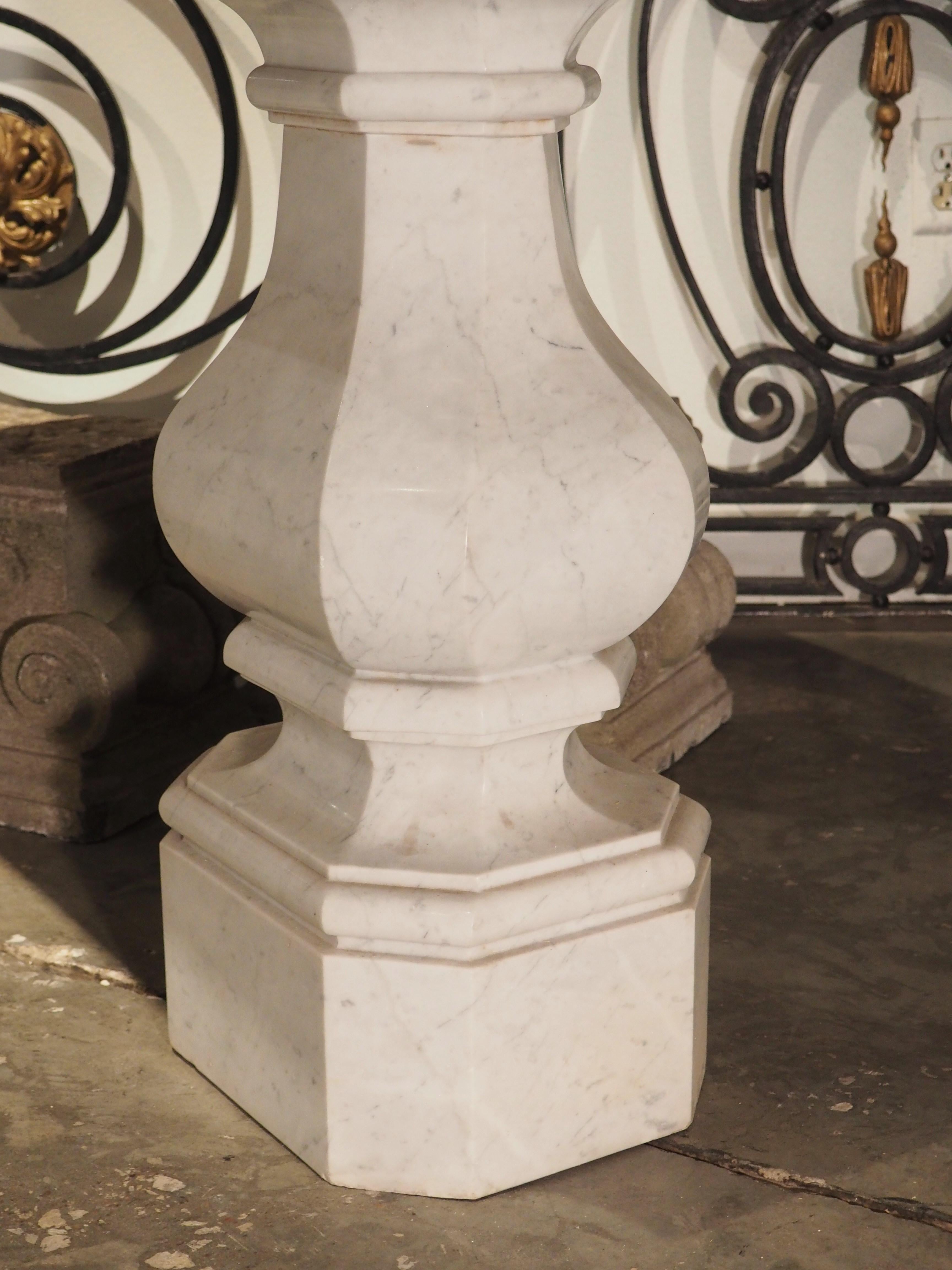 19. Jahrhundert, Tisch aus Carrara- und sizilianischem Marmor aus einer Villa in Turin im Angebot 4