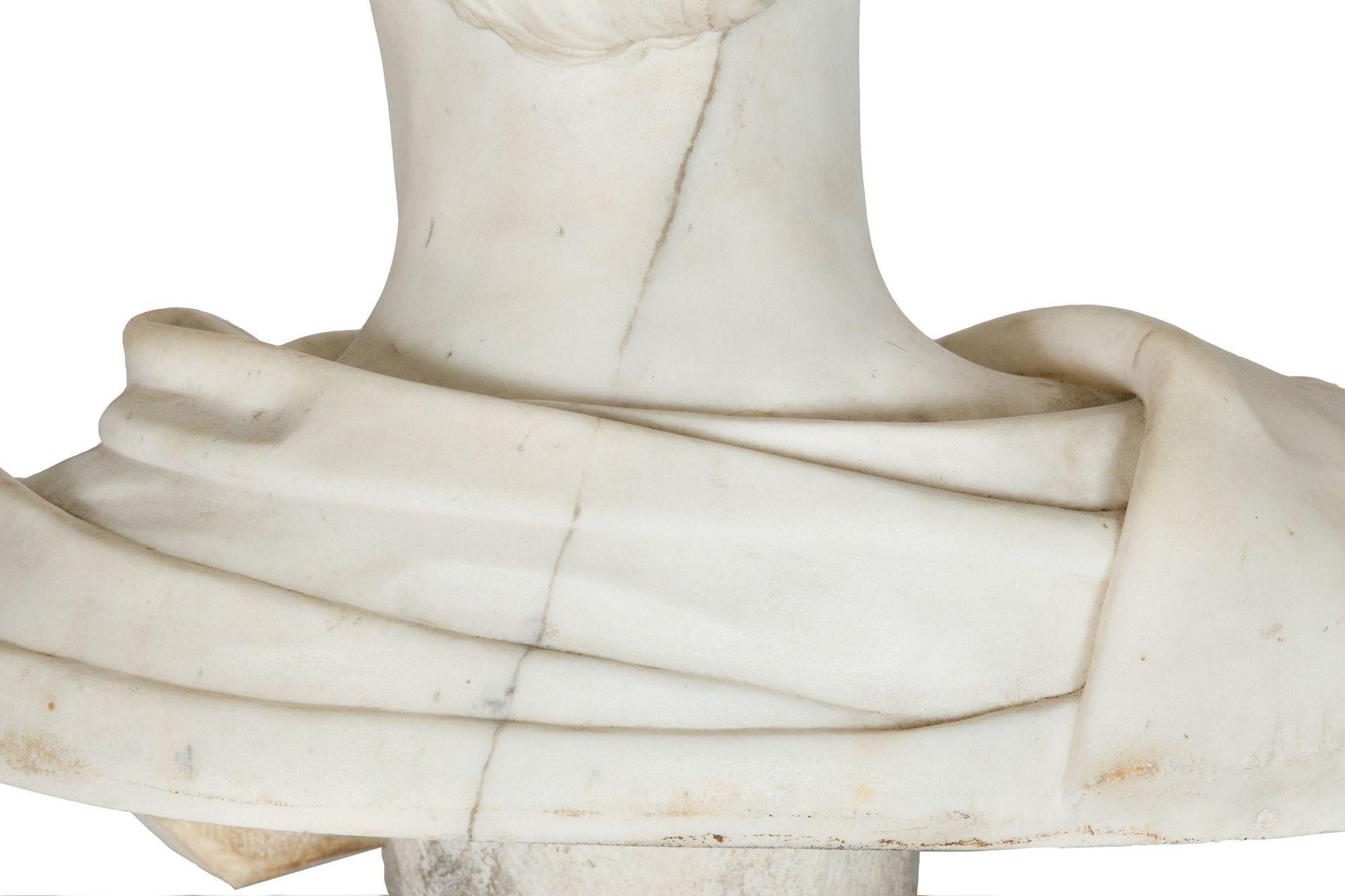 Buste en marbre de Carrare du XIXe siècle représentant un homme d'État classique en vente 6