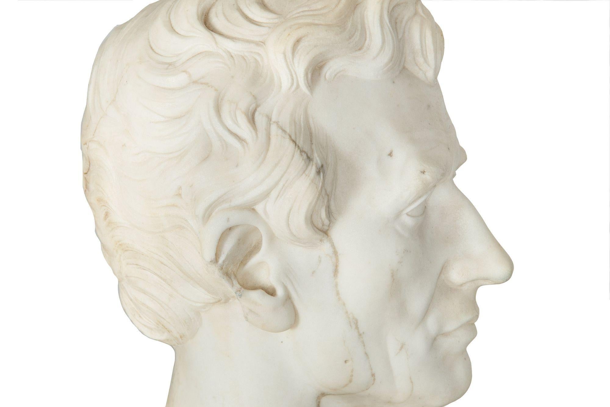 Buste en marbre de Carrare du XIXe siècle représentant un homme d'État classique en vente 7