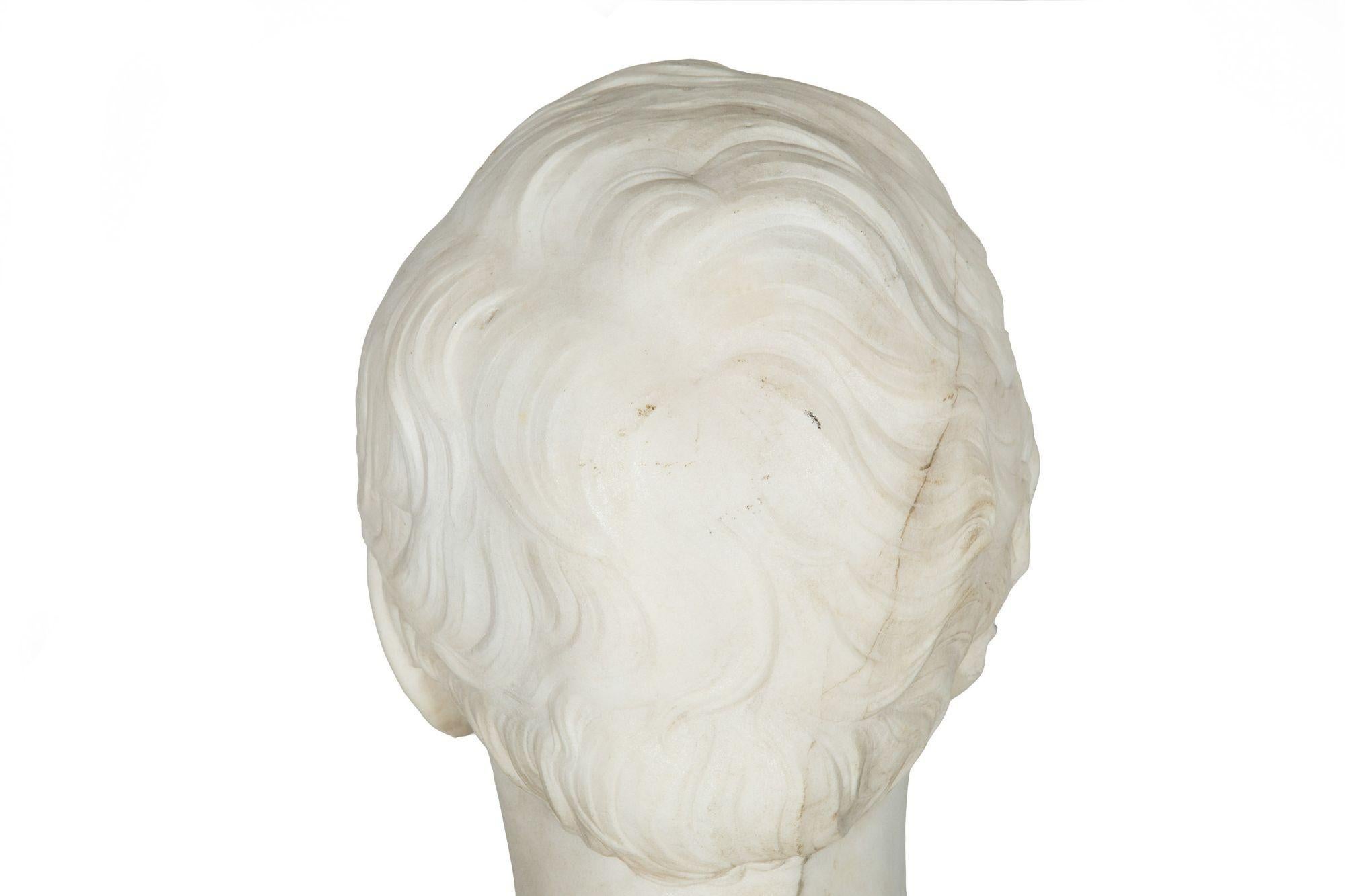 Buste en marbre de Carrare du XIXe siècle représentant un homme d'État classique en vente 8