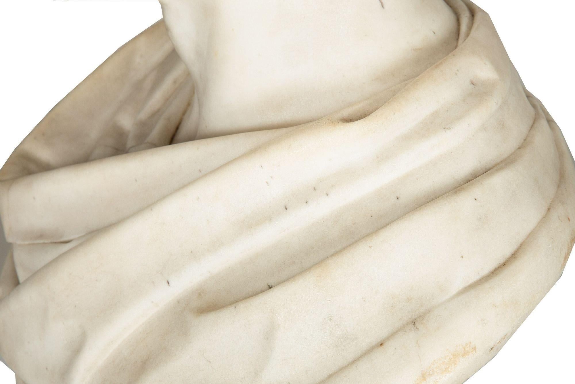 Buste en marbre de Carrare du XIXe siècle représentant un homme d'État classique en vente 9