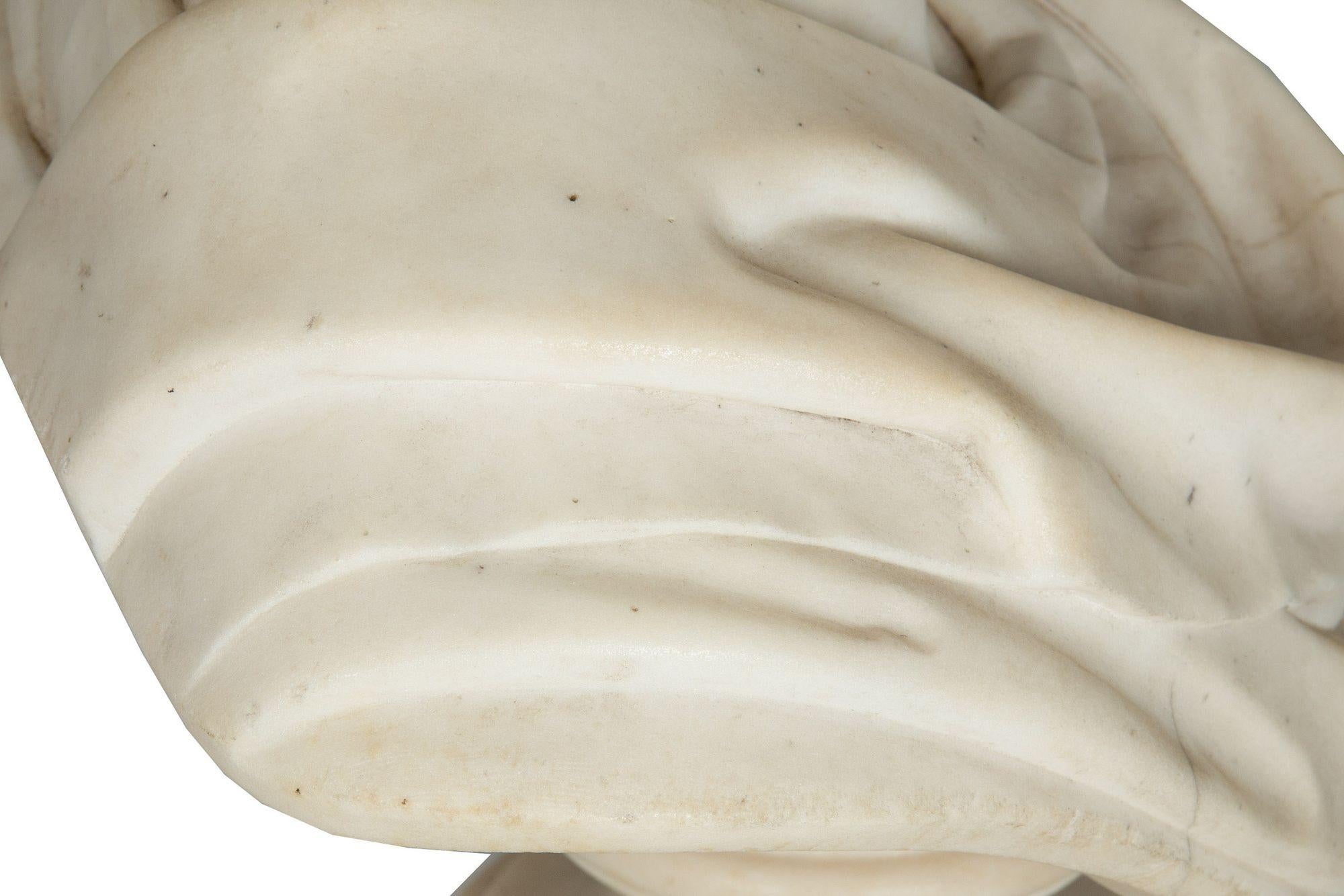 Buste en marbre de Carrare du XIXe siècle représentant un homme d'État classique en vente 10