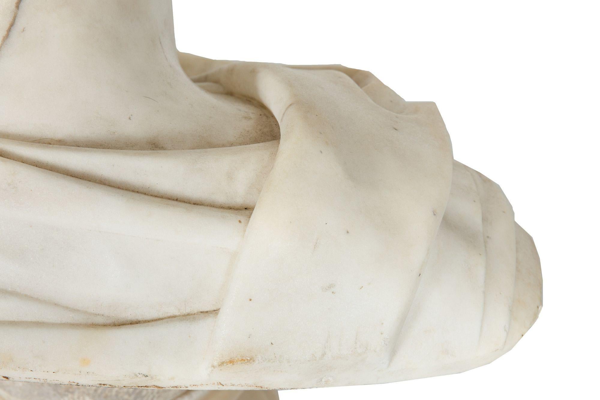 Buste en marbre de Carrare du XIXe siècle représentant un homme d'État classique en vente 11