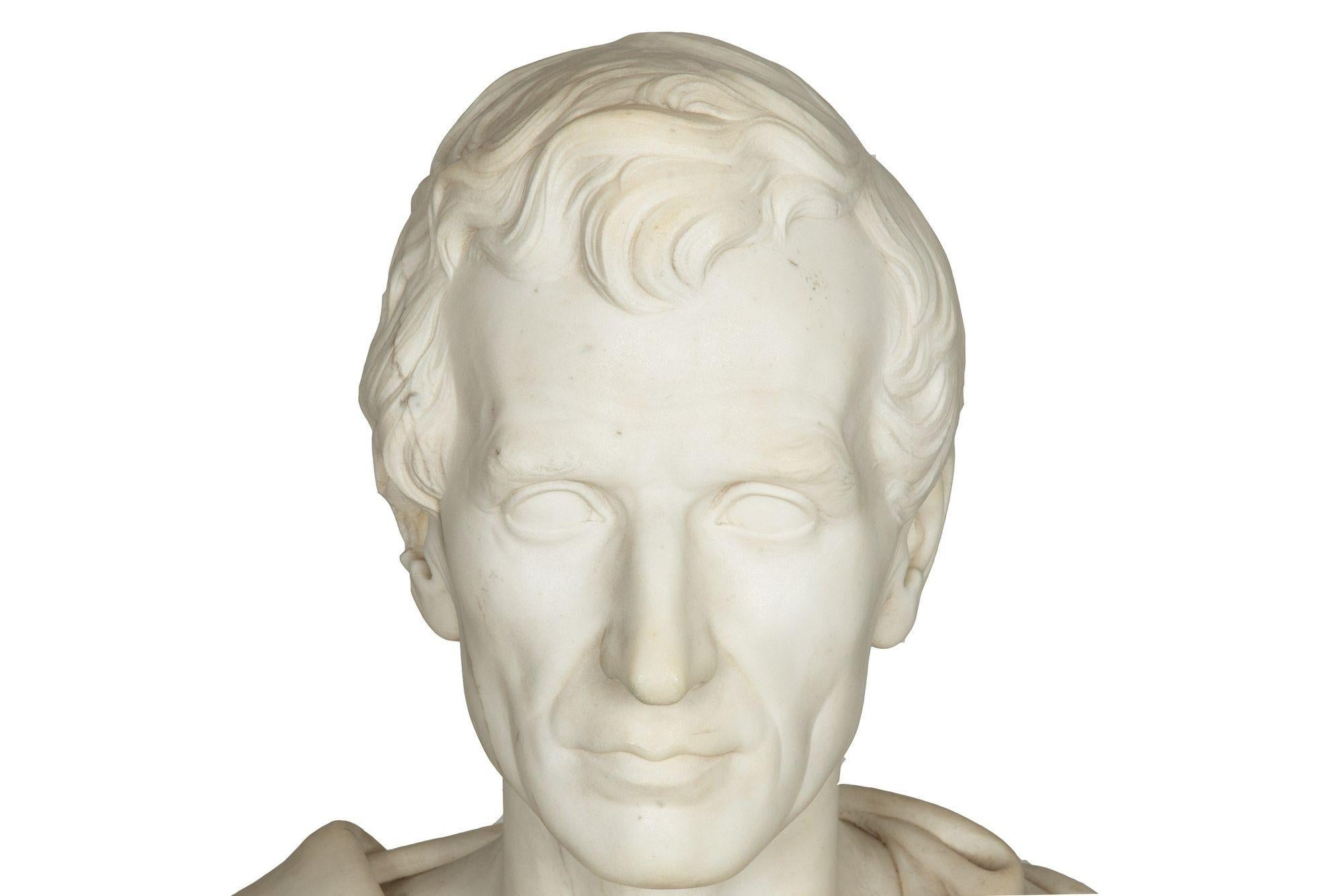 Buste en marbre de Carrare du XIXe siècle représentant un homme d'État classique en vente 2