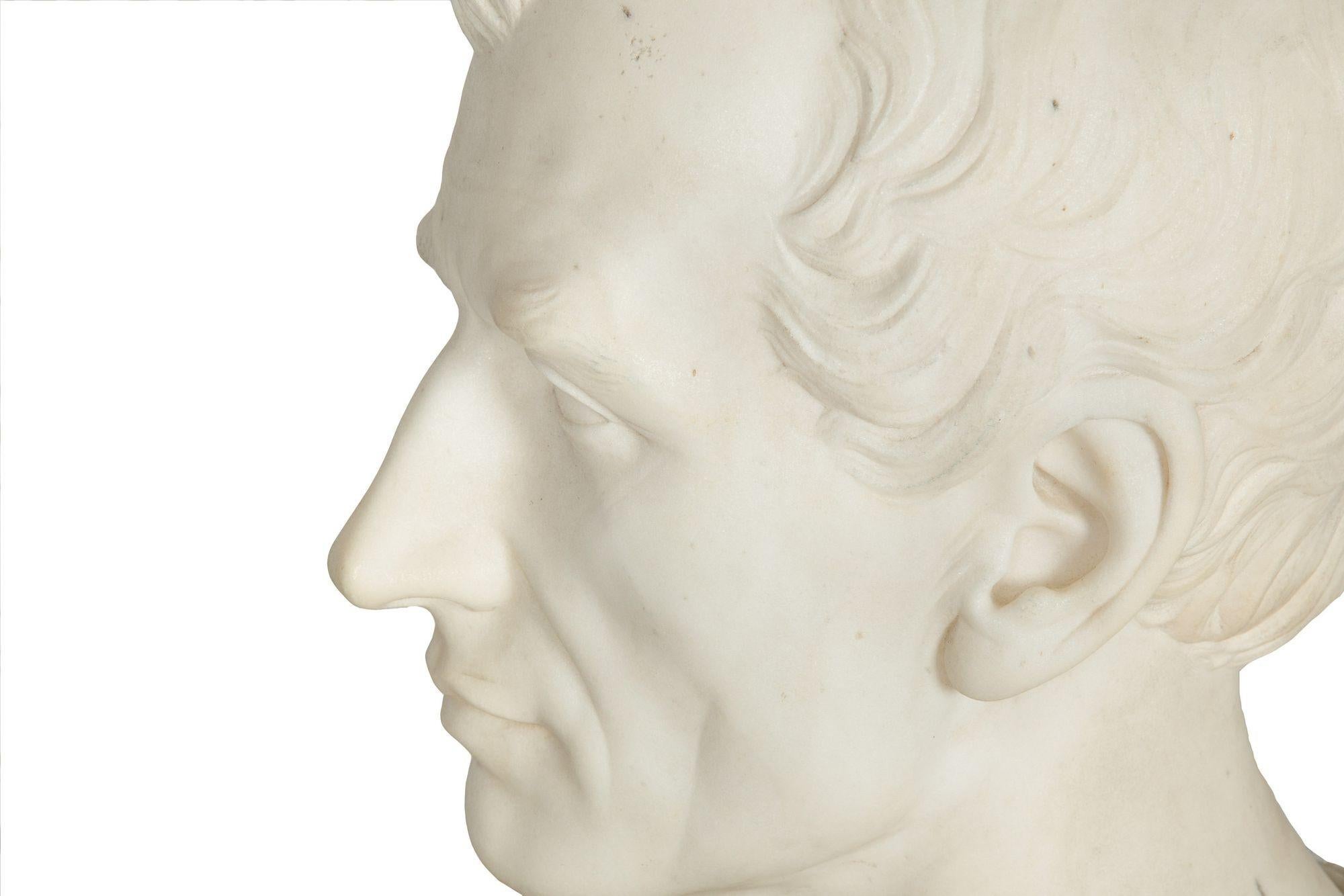 Buste en marbre de Carrare du XIXe siècle représentant un homme d'État classique en vente 4