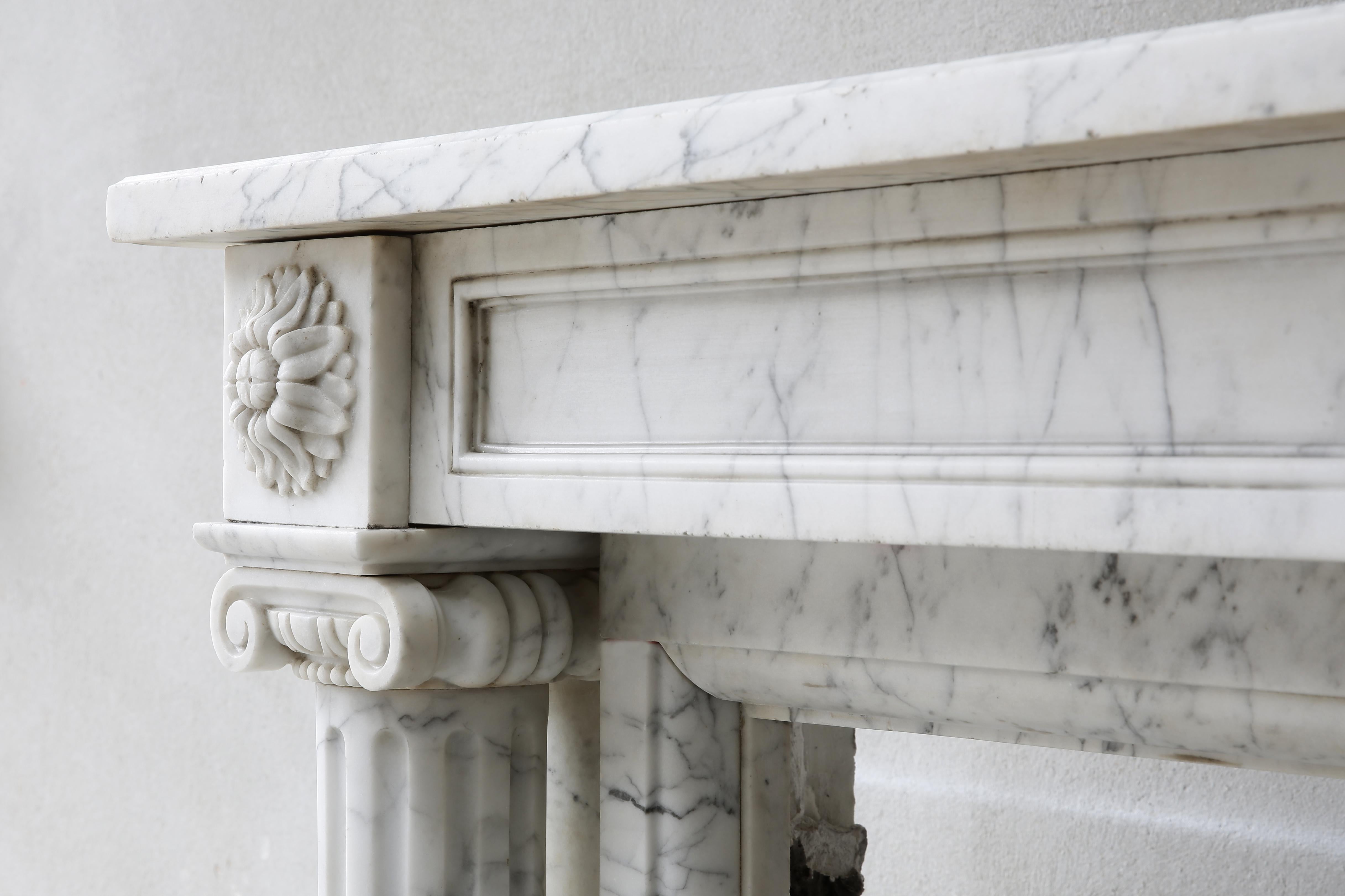 Marbre Cheminée en marbre de Carrare du 19ème siècle de style Louis XVI en vente