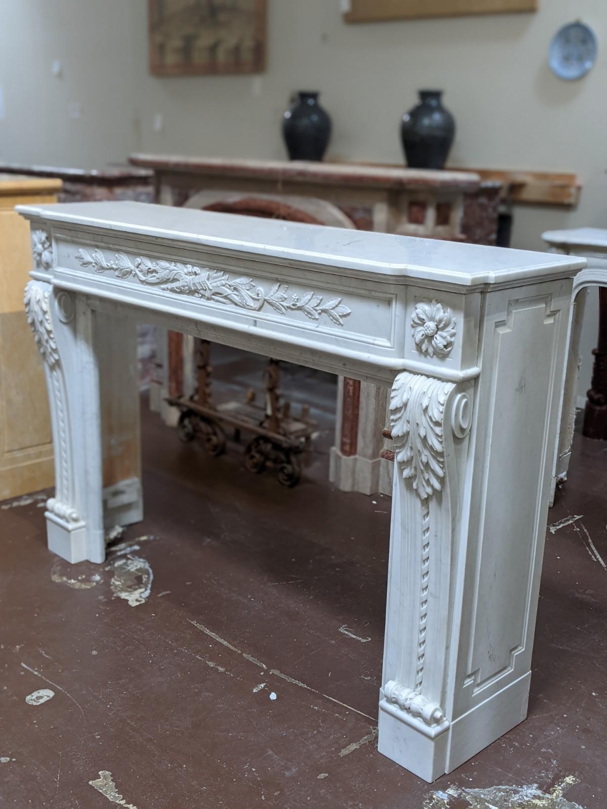 This Carrara marble mantel origins from France, circa 1880.

Firebox measurements: 46