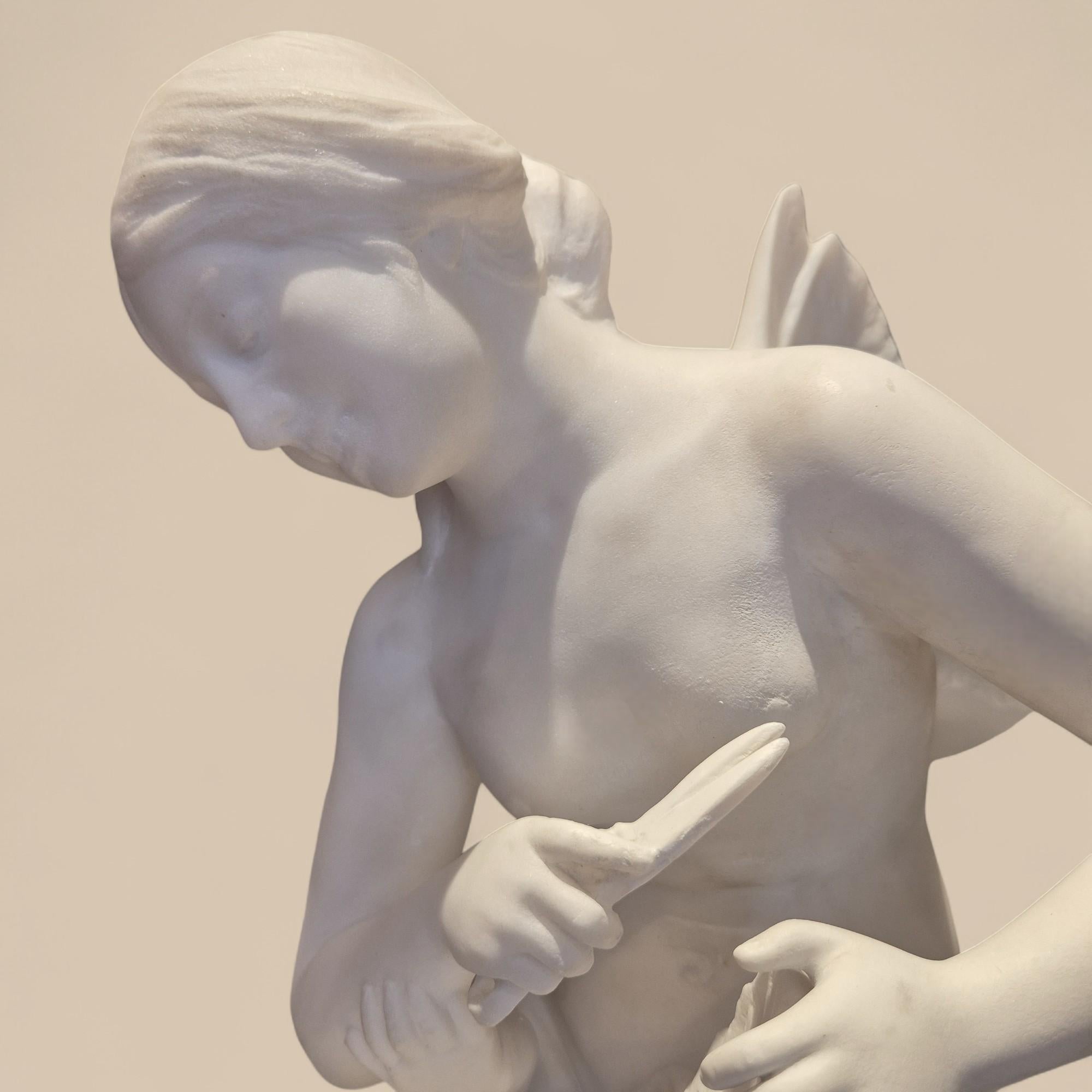 Scultura in marmo di Carrara del XIX secolo raffigurante Psiche e Cupido, firmata Pugi in vendita 6