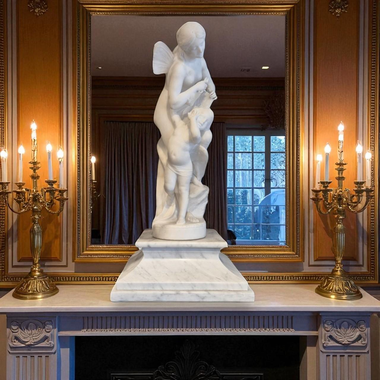 Intagliato a mano Scultura in marmo di Carrara del XIX secolo raffigurante Psiche e Cupido, firmata Pugi in vendita