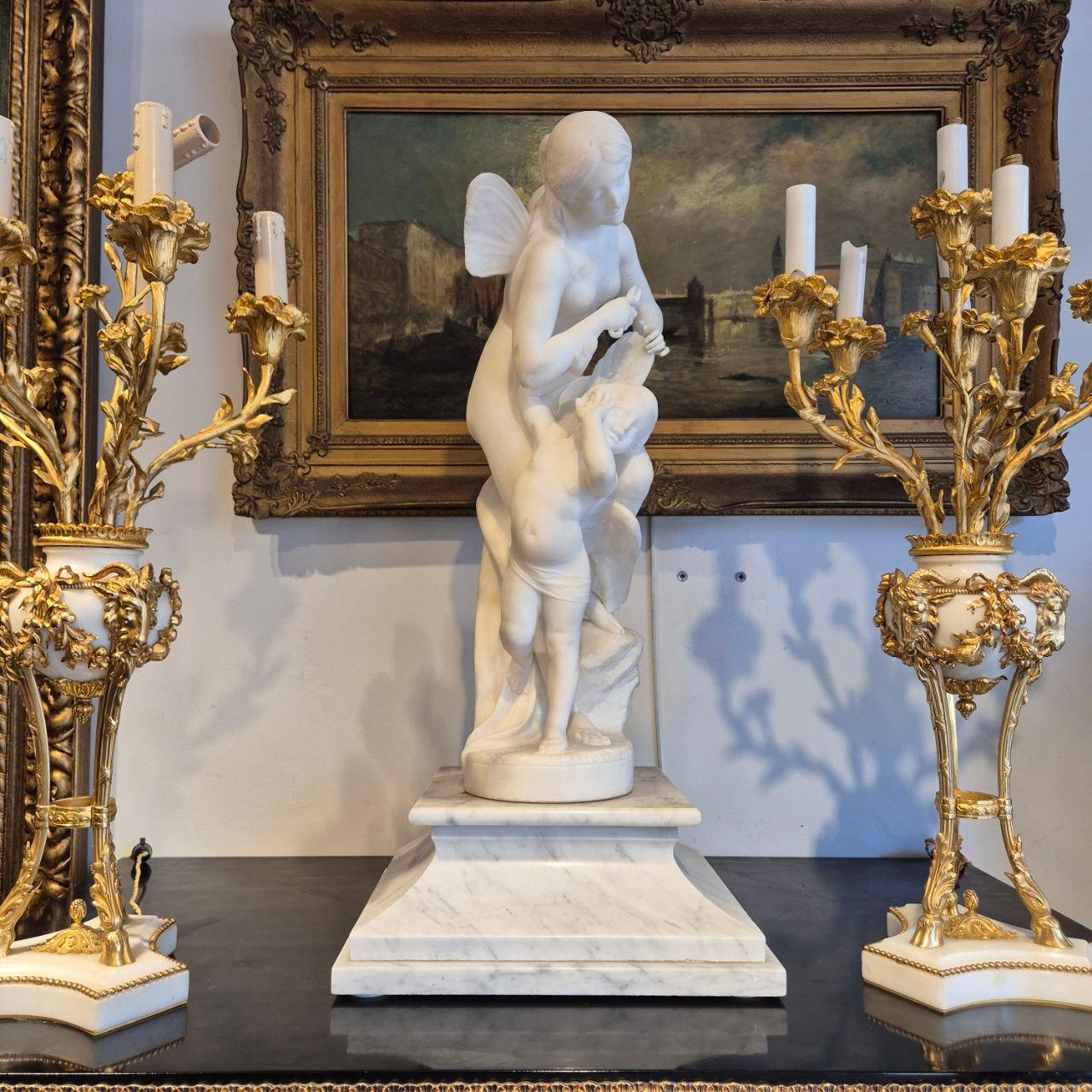 Scultura in marmo di Carrara del XIX secolo raffigurante Psiche e Cupido, firmata Pugi in vendita 12