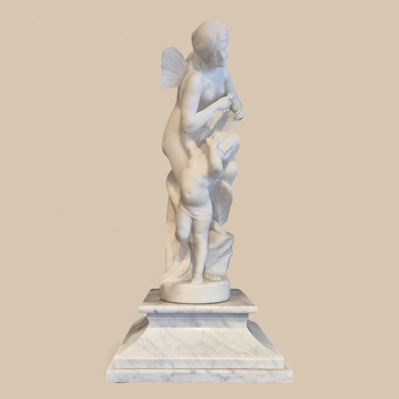 Napoleone III Scultura in marmo di Carrara del XIX secolo raffigurante Psiche e Cupido, firmata Pugi in vendita