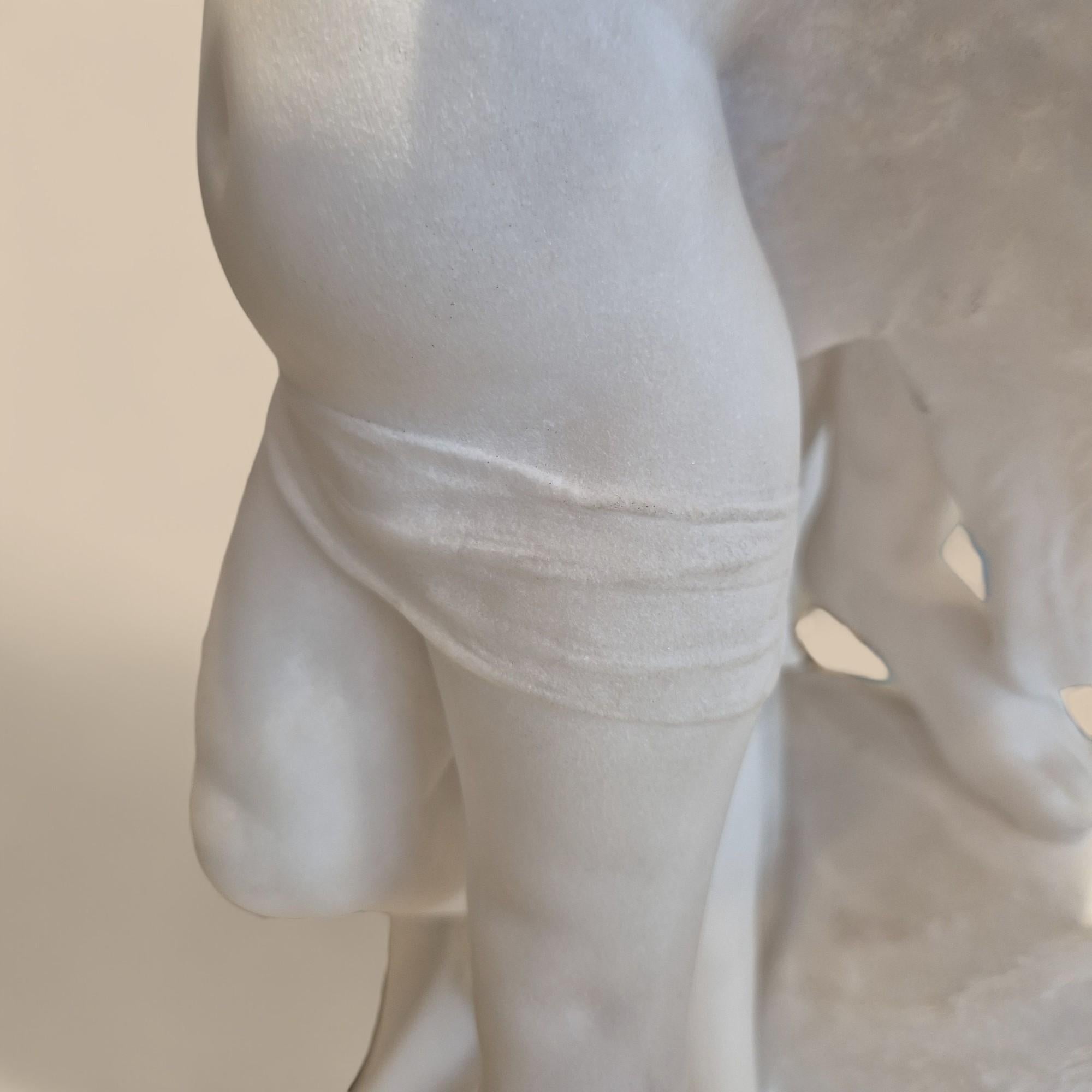 Scultura in marmo di Carrara del XIX secolo raffigurante Psiche e Cupido, firmata Pugi in vendita 1