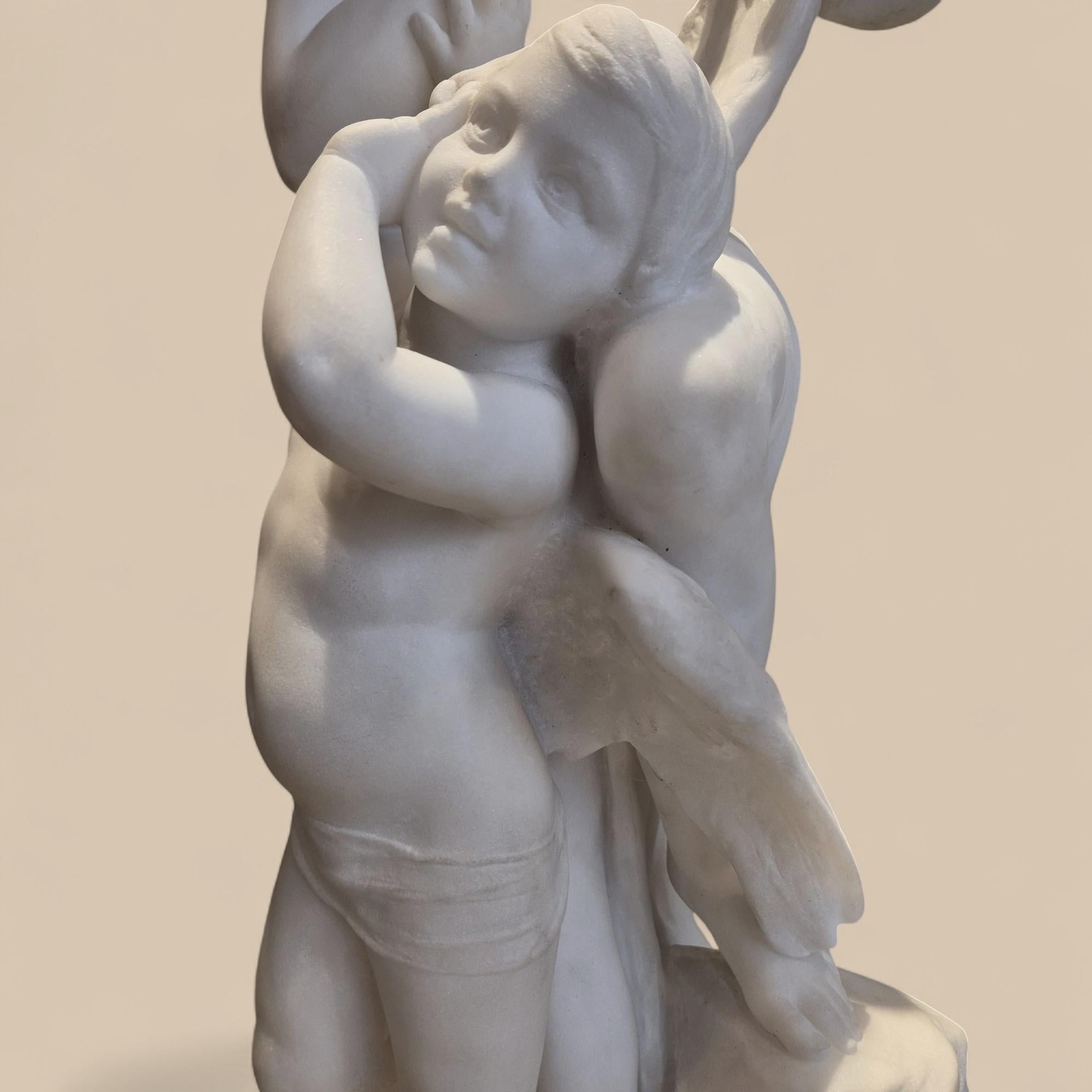 Scultura in marmo di Carrara del XIX secolo raffigurante Psiche e Cupido, firmata Pugi in vendita 2
